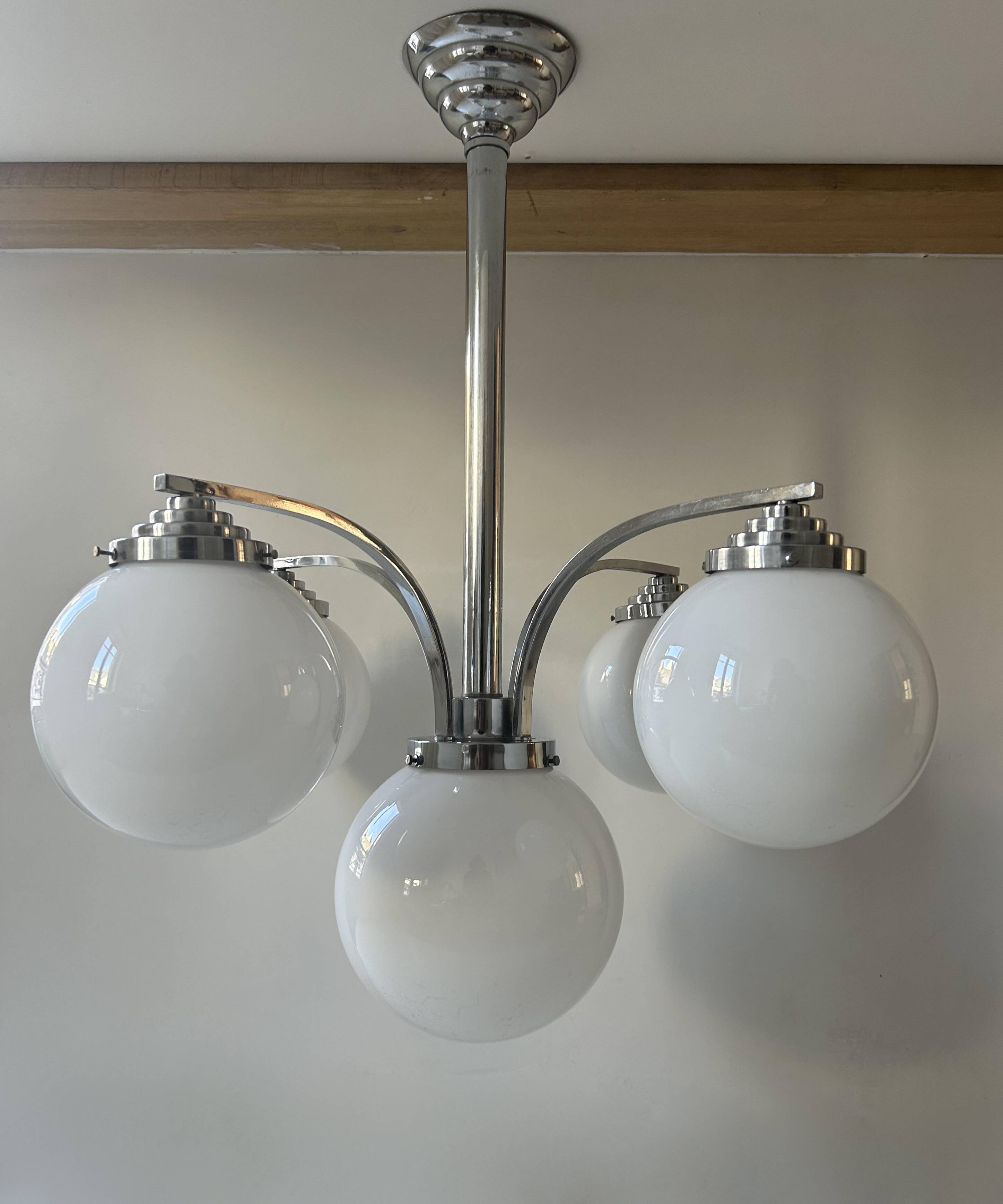 Lustre moderniste art déco, métal chromé et opaline, France 1930