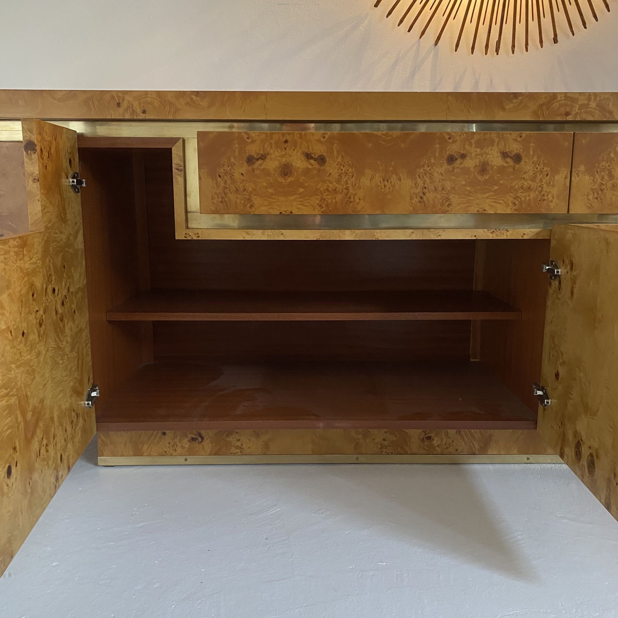 Sideboard in elm magnifying glass and brass. 1970