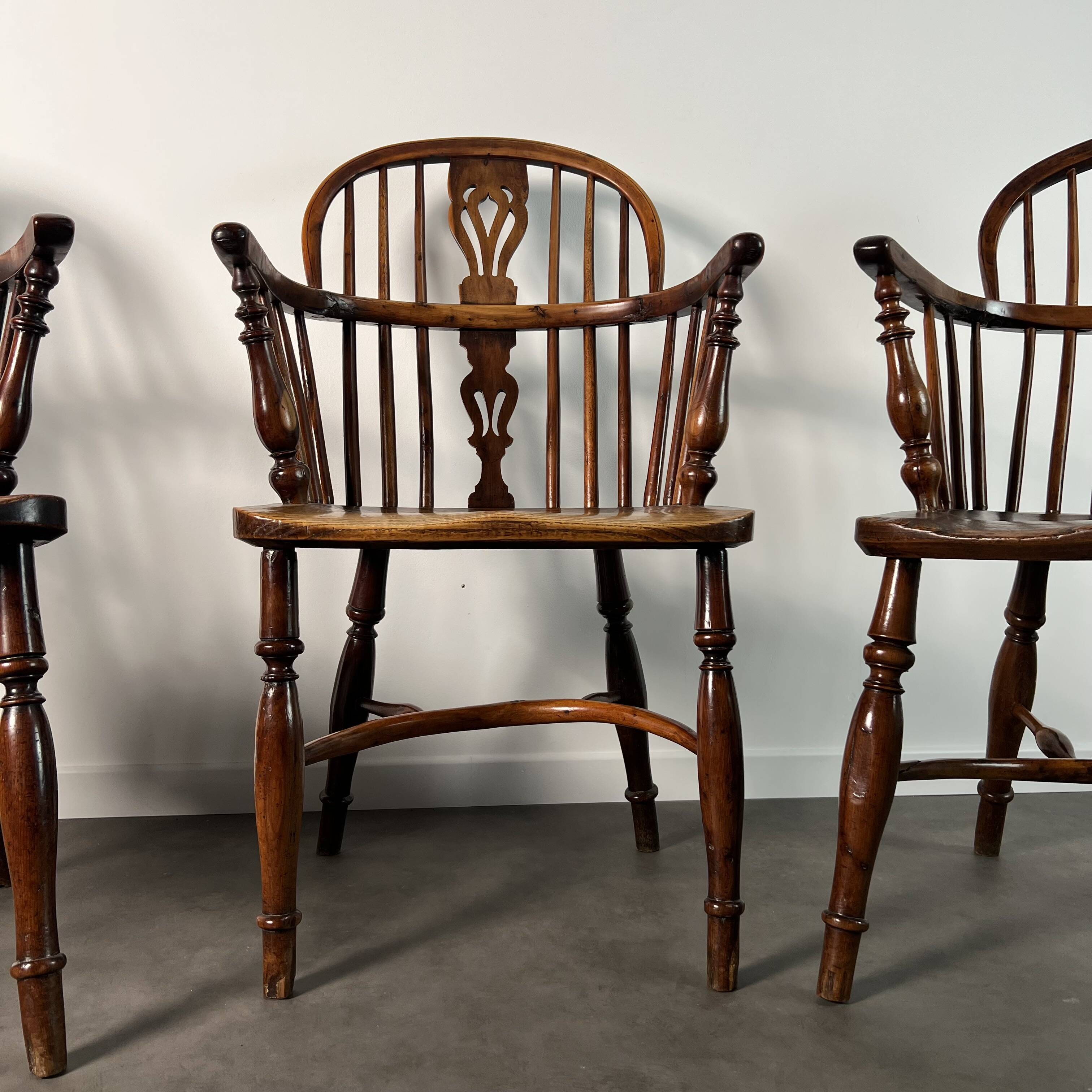 Ensemble de 3 chaises, fauteuils Windsor Low Back en orme, Angleterre, XIXe