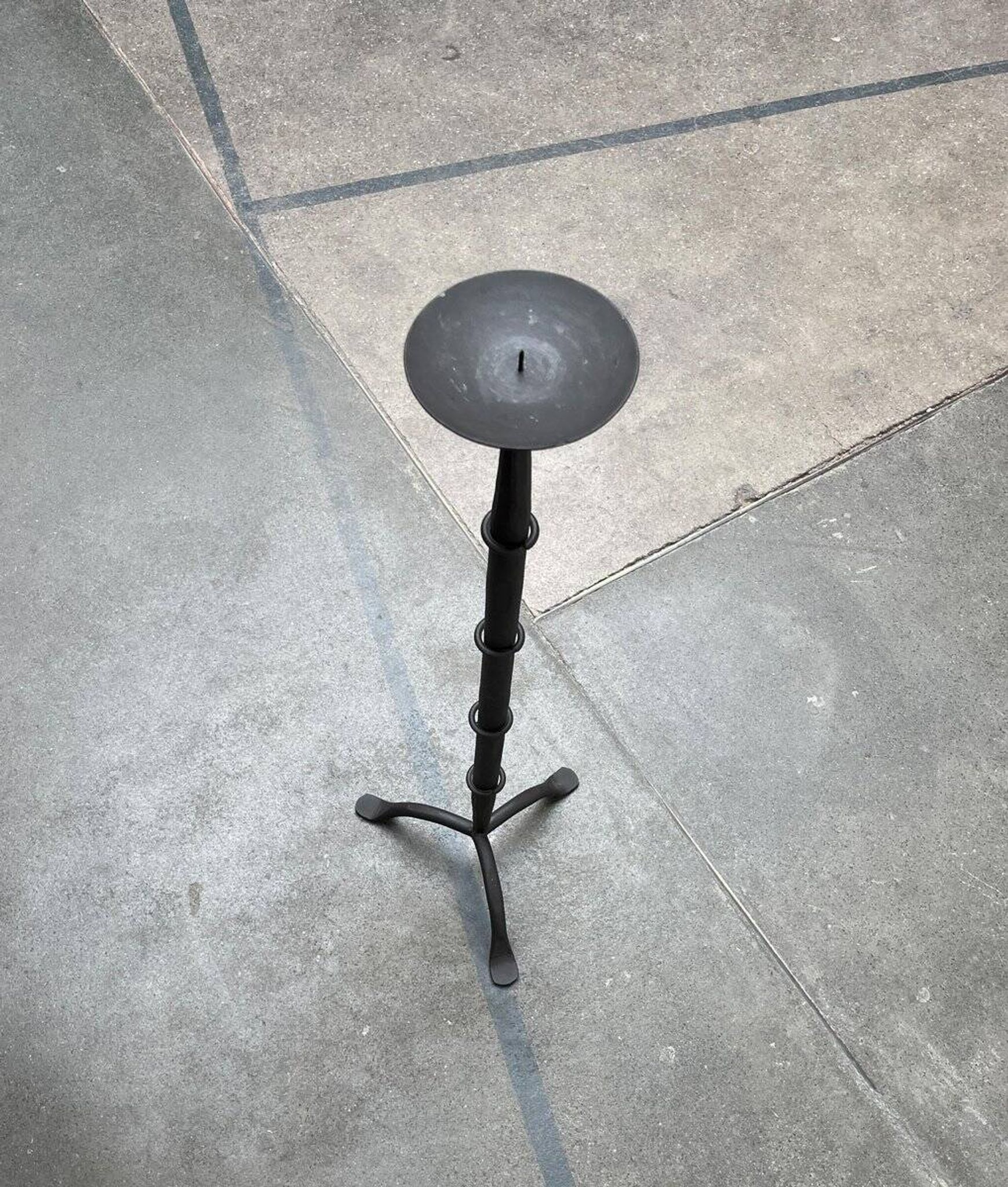 Large tripod candlestick in brutalist wrought iron, mid-century, 1960s.