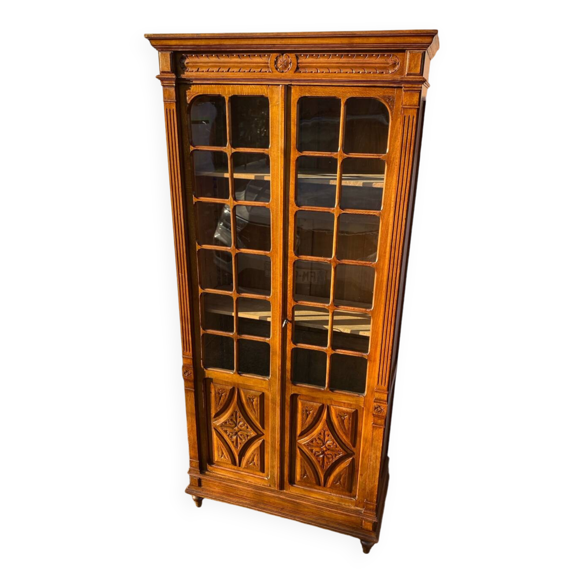Display case: 2-door bookcase
