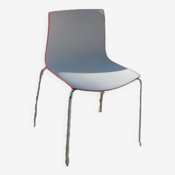 Design chair two-tone red/white Arper Catifa 46 by Alberto Lievore
