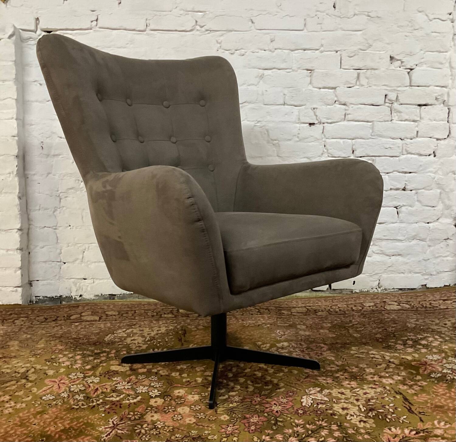 Swivel armchair in velvet fabric and metal