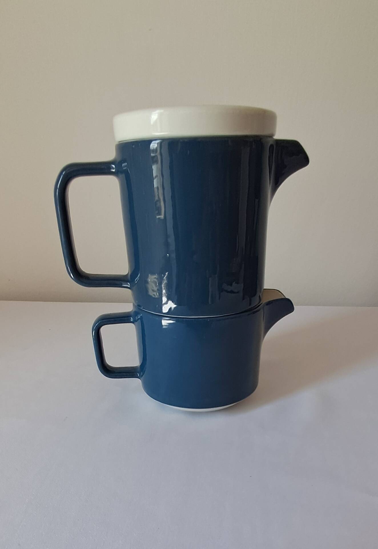 Teapot and milk jug, selfish, stackable. Sarreguemines. 1980s.