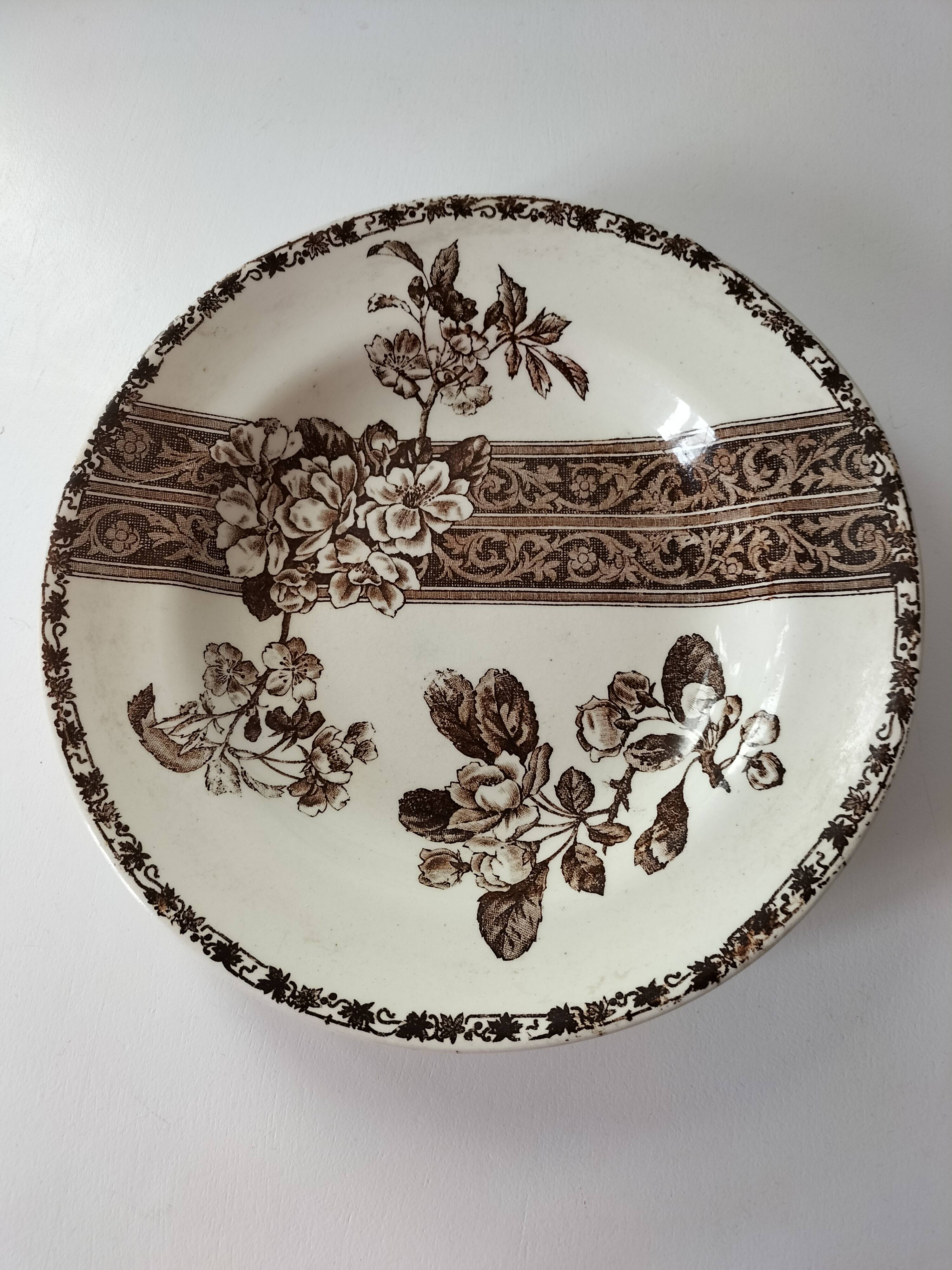 Antique plate with brown floral decoration, Grand dépôt E. Bourgeois