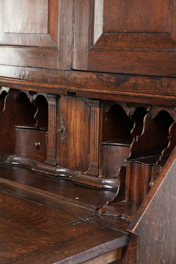 Bureau secrétaire en chêne antique du XVIIIe siècle avec dessus/bibliothèque
