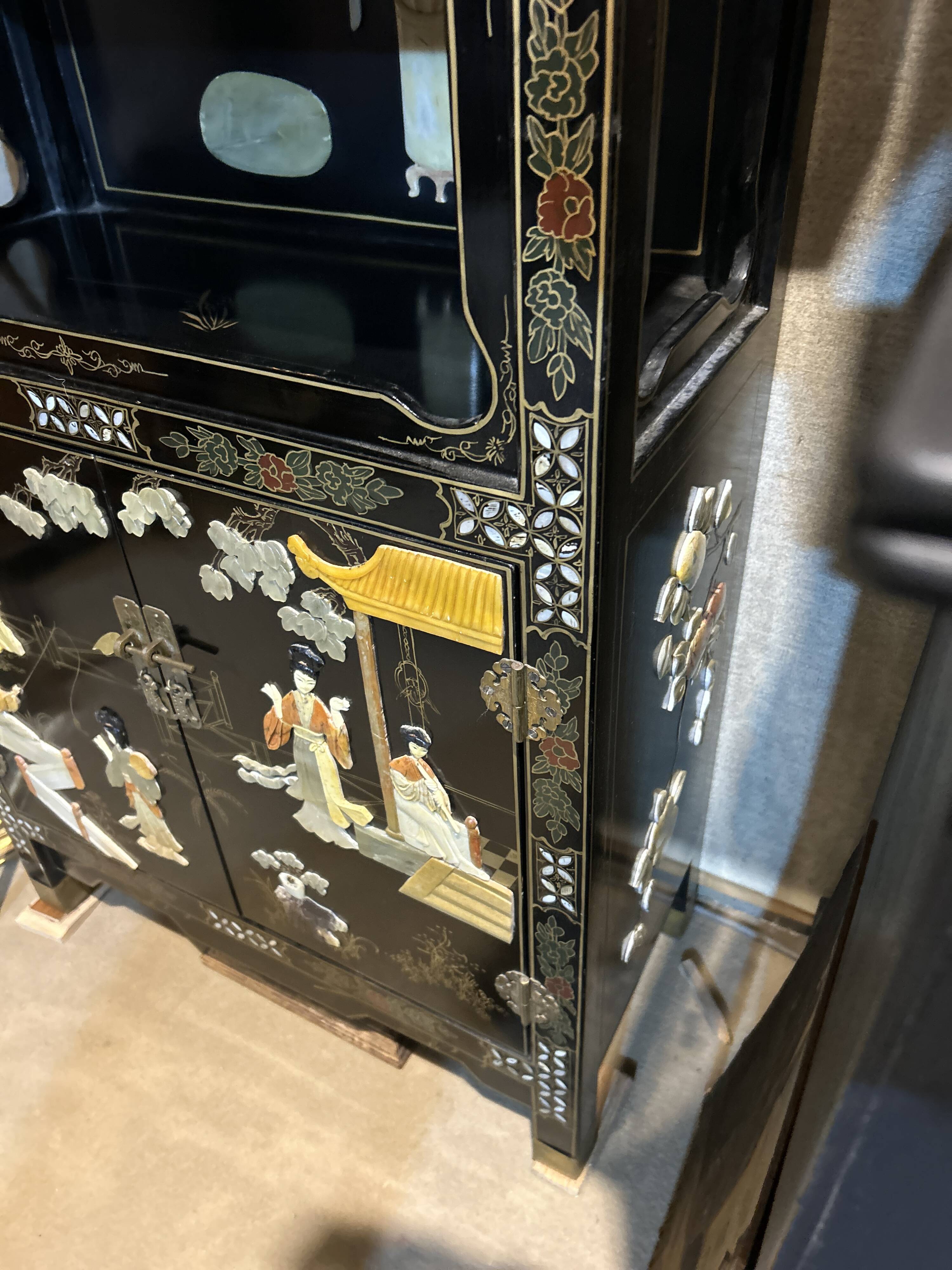 Petit meuble d'appui chinois en laque et "pierres dures"