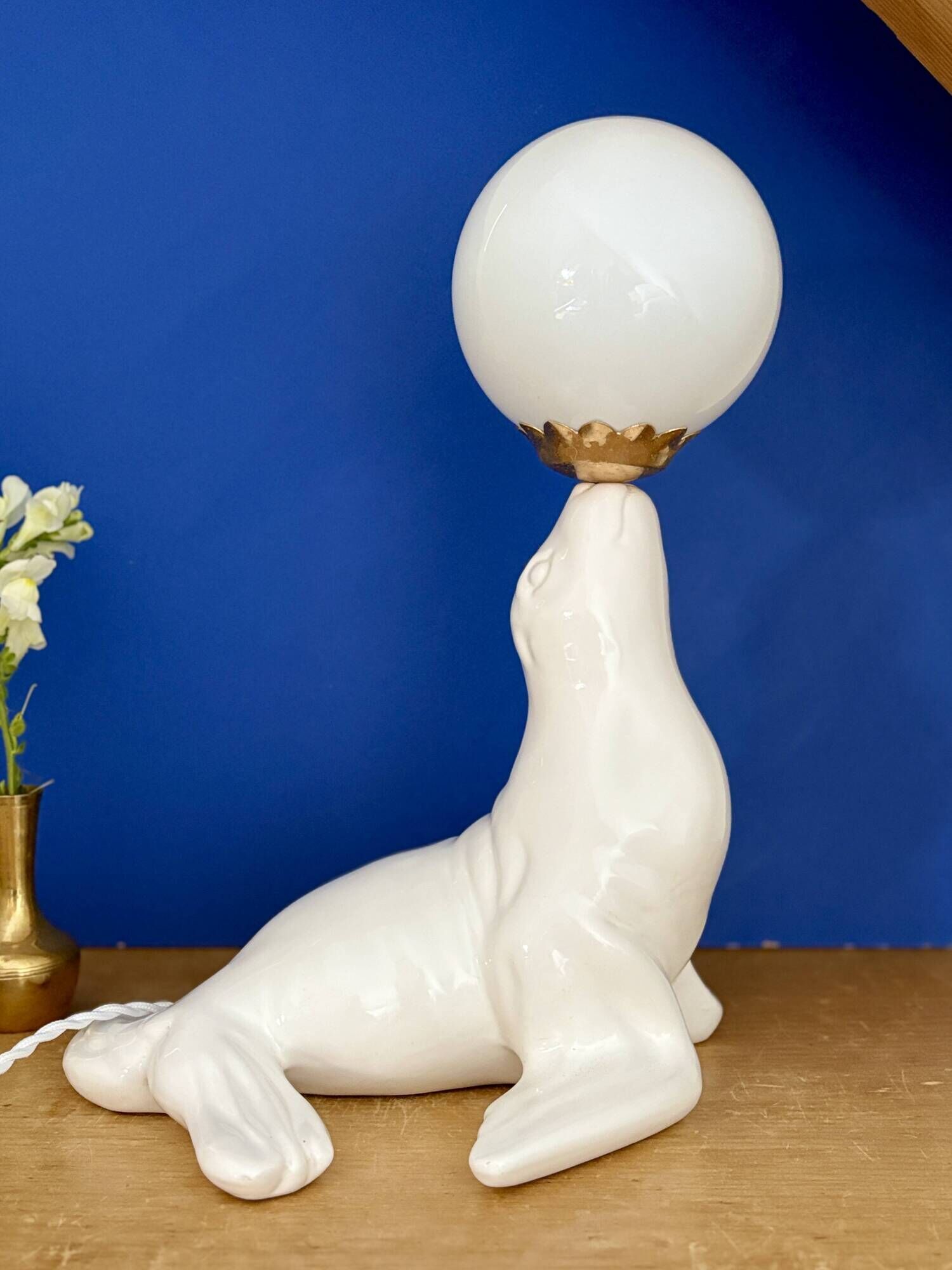 Vintage seal lamp in white ceramic and opaline.