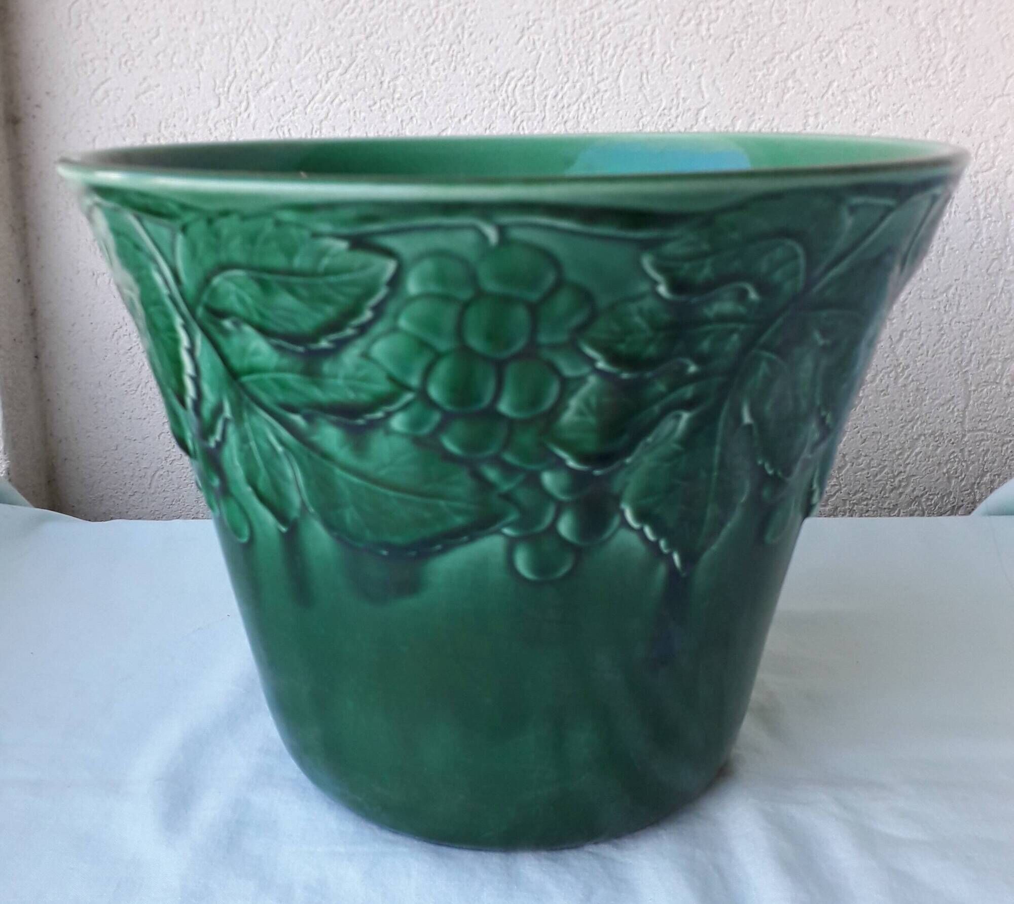 Green ceramic cache-pot