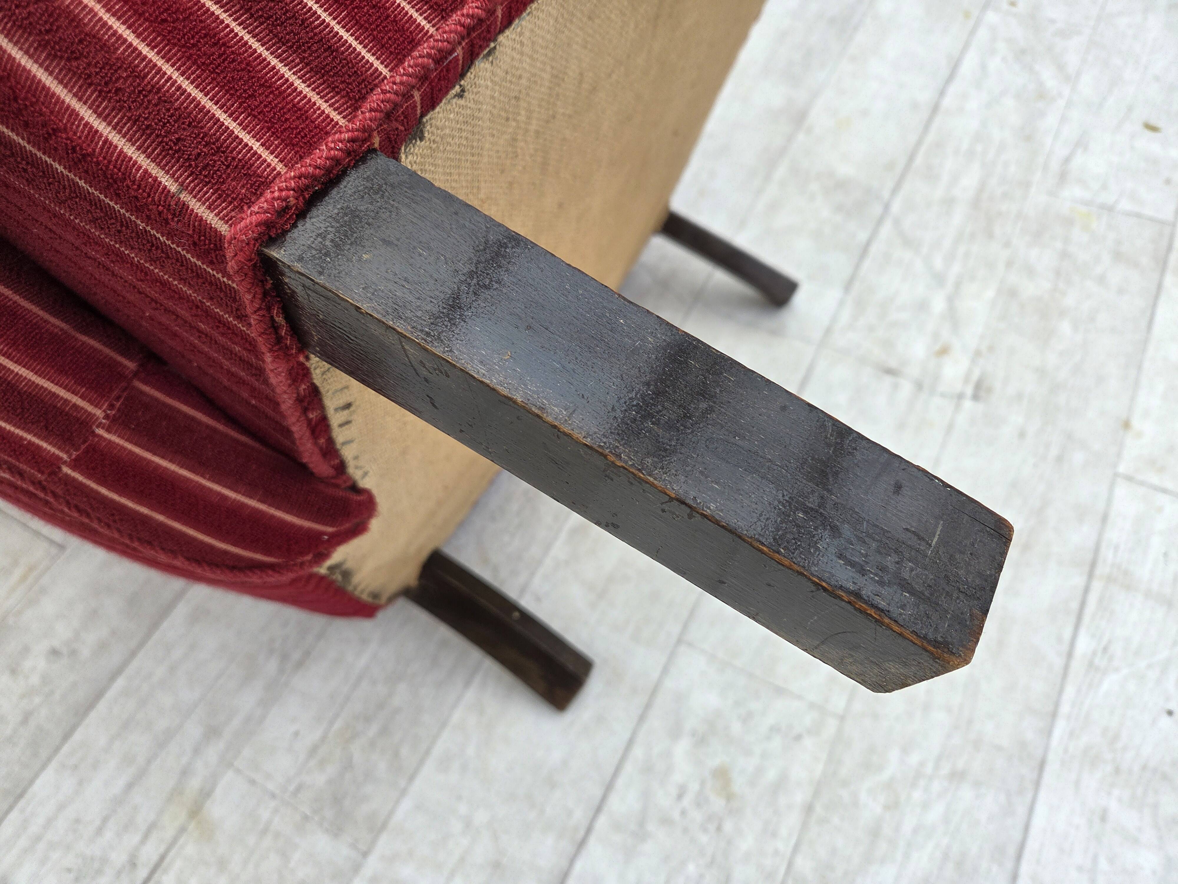 Fauteuil danois des années 1960, en laine de meuble rayée rouge, pieds en bois de chêne.