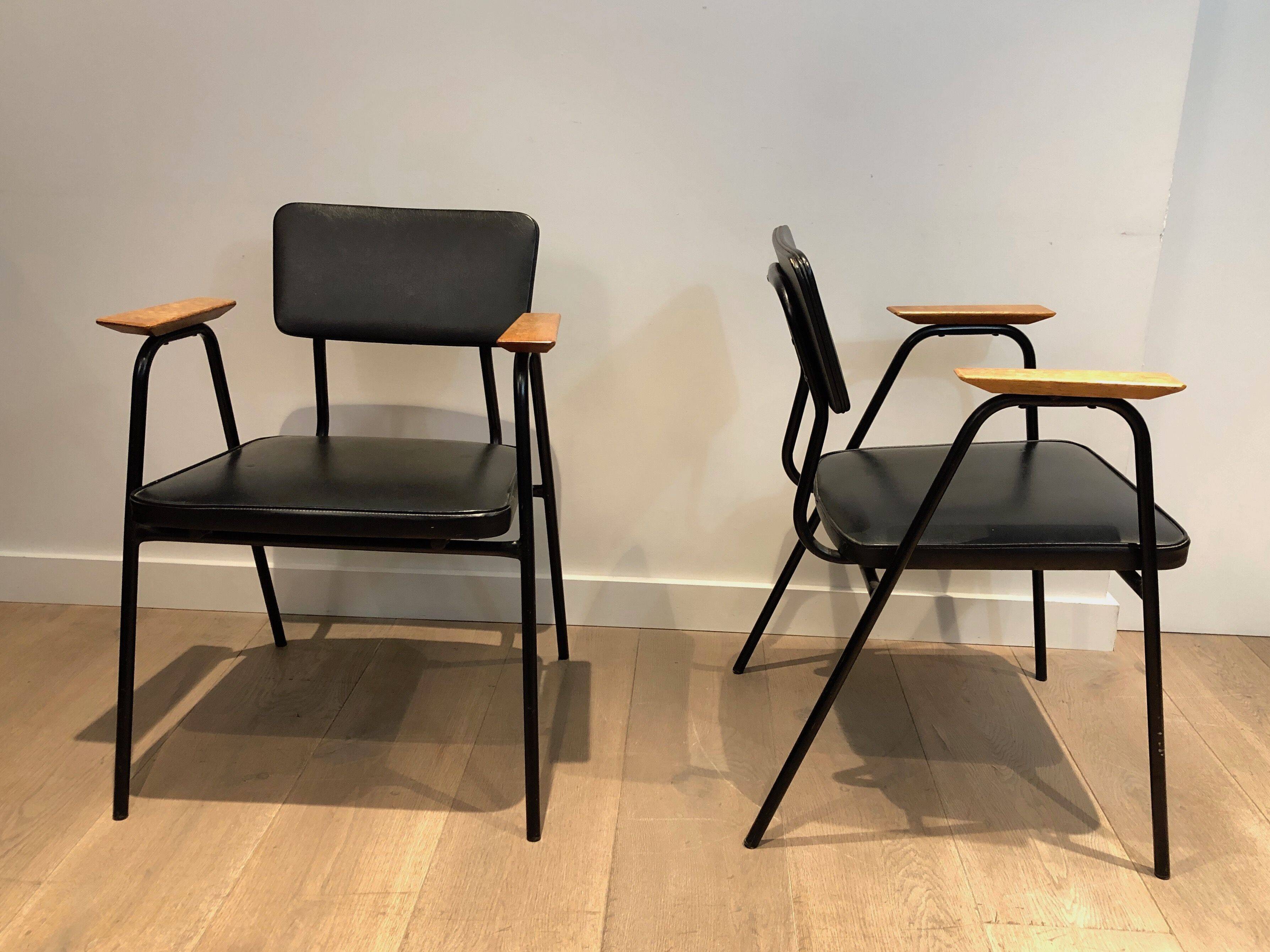 Paire de fauteuils laqués noirs modèle "M" de Pierre Guariche, vers 1950