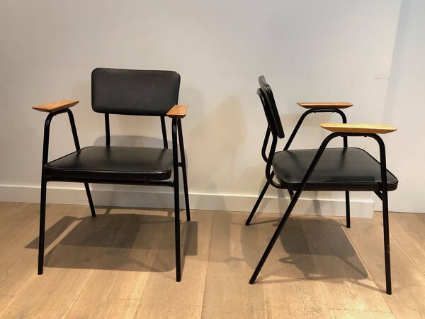 Paire de fauteuils laqués noirs modèle ''M'' de Pierre Guariche, vers 1950