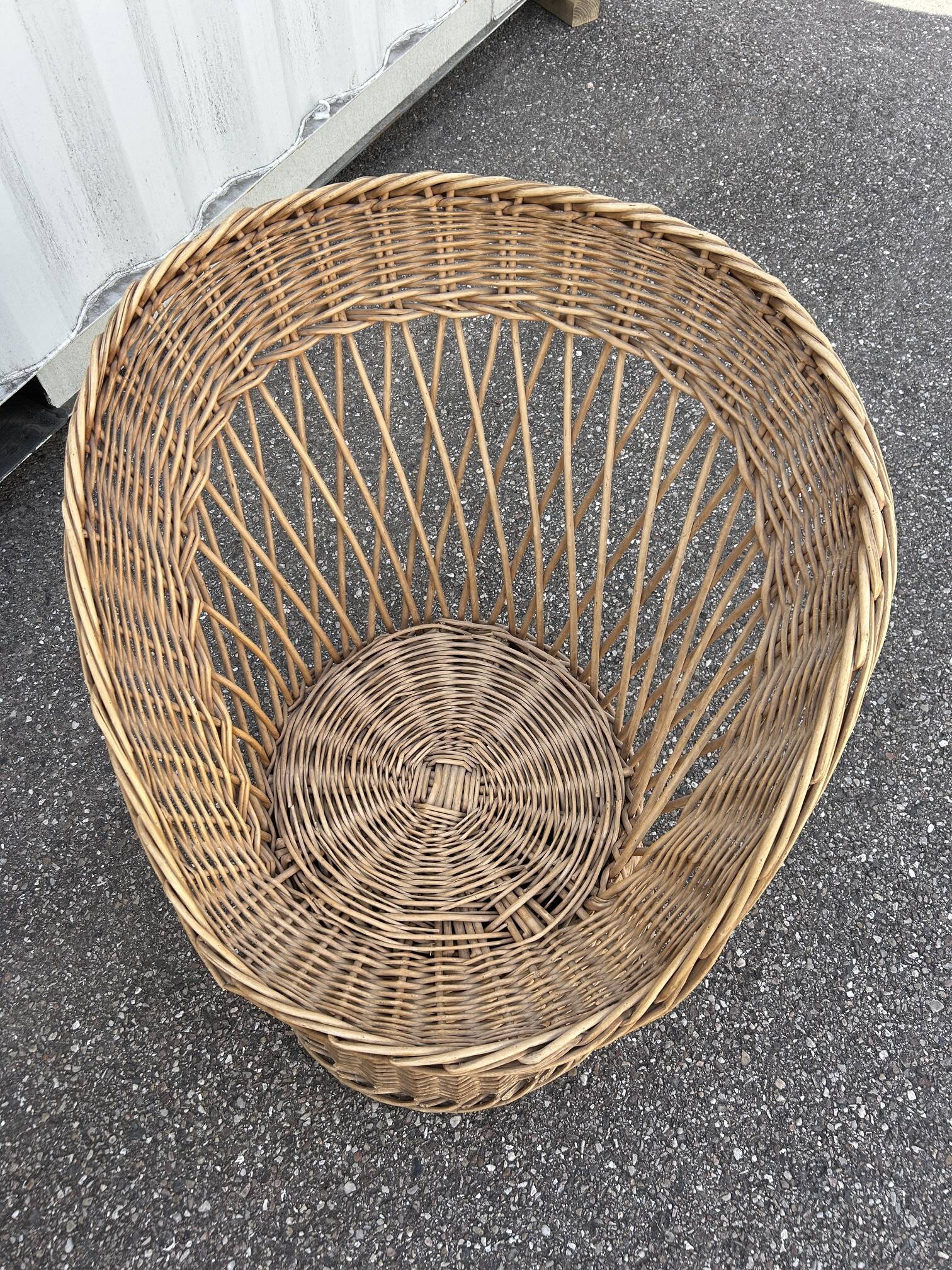 salon avec 3 fauteuils en osier