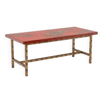 Table basse en laque et fer doré. Années 1950.