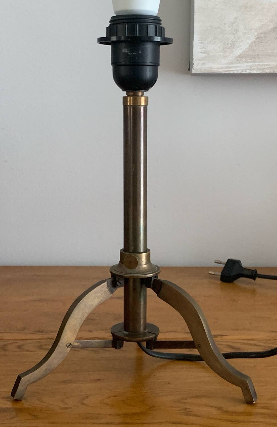 Adjustable table lamp – Tripod base in brass metal – Industrial style