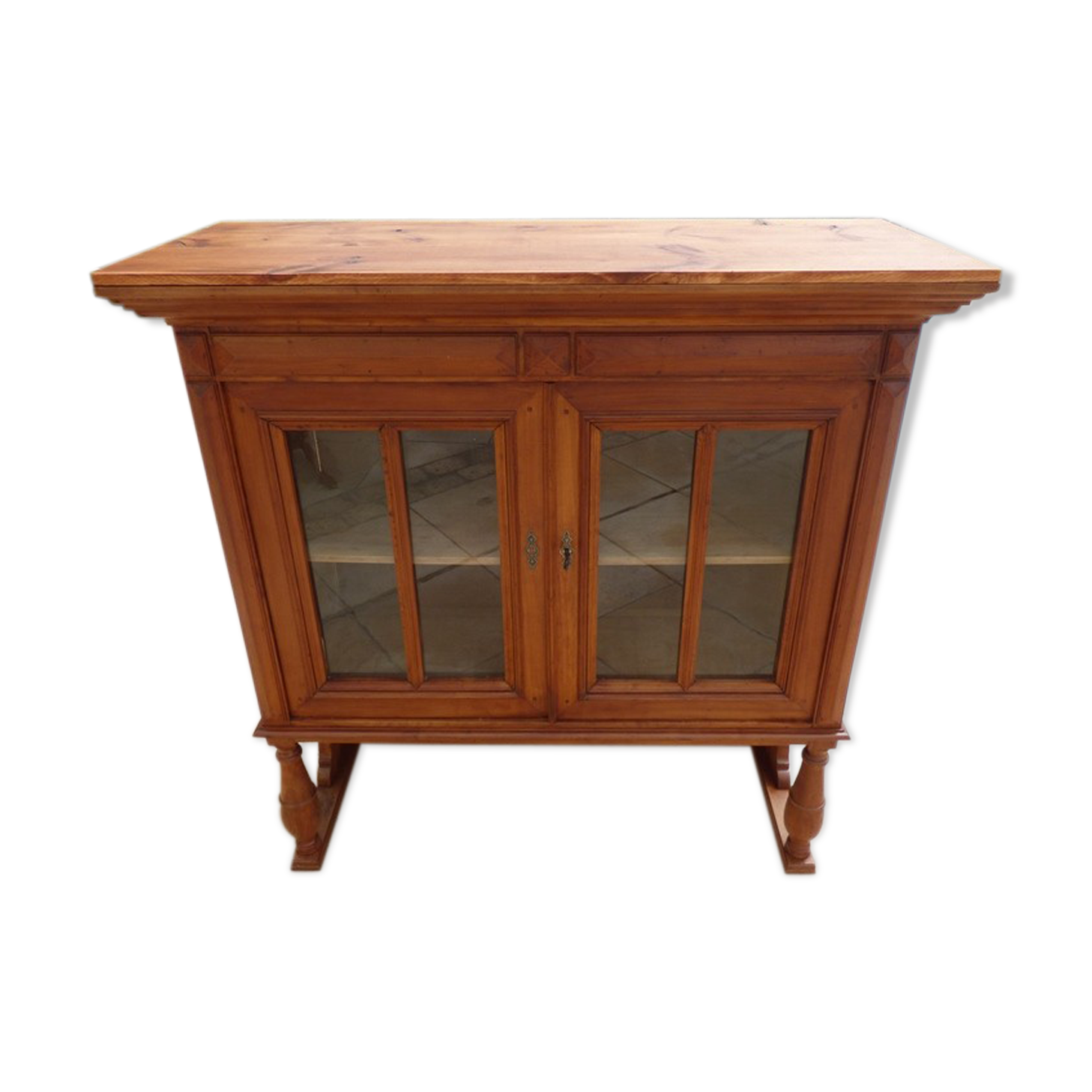 Meuble vitrine atypique en bois massif merisier de deux portes