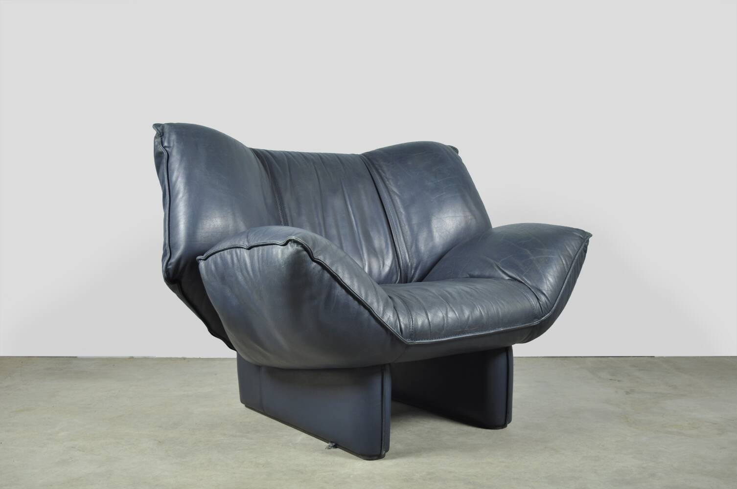 Leolux / vintage "tango" armchair in blue leather / jan armgardt / 1980s netherlands