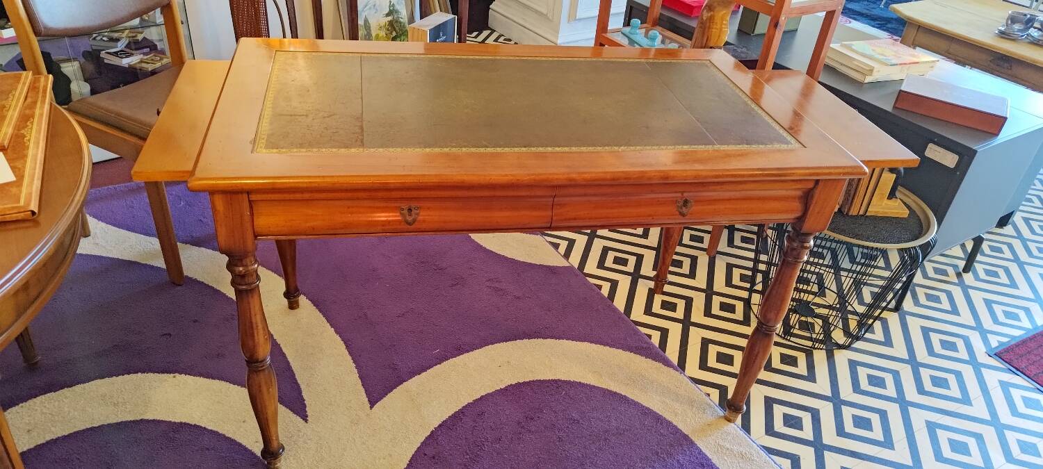 Minister's desk with pull tabs