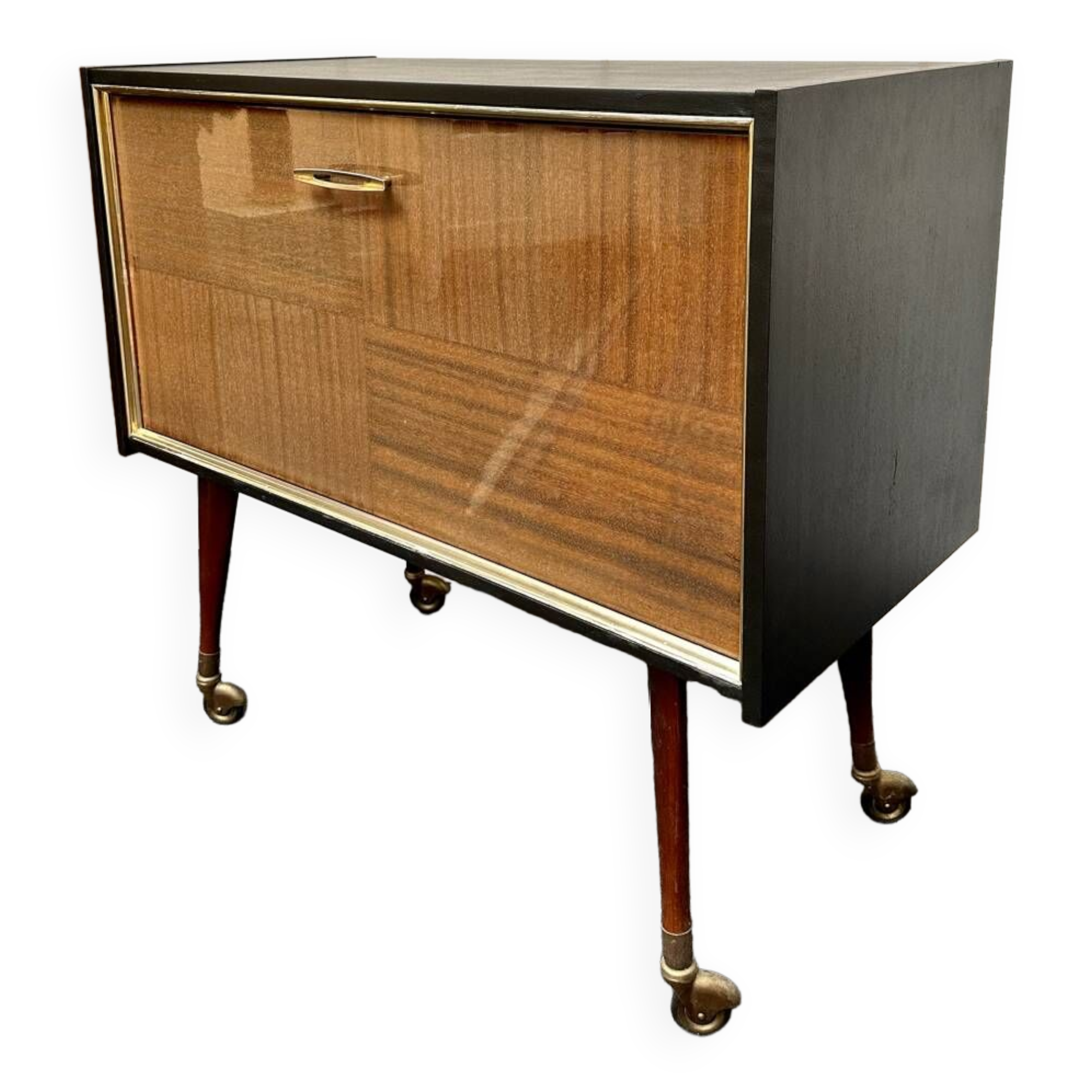 Bar cabinet with compass feet