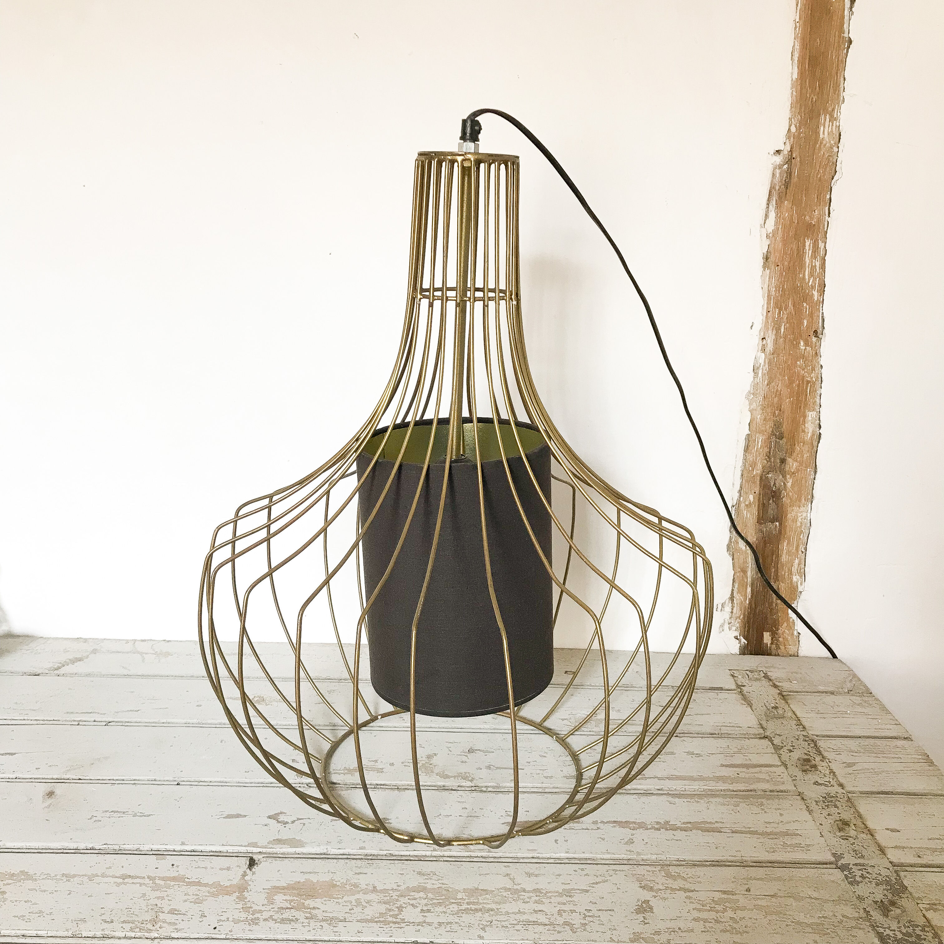 Pear-shaped gold wired suspension