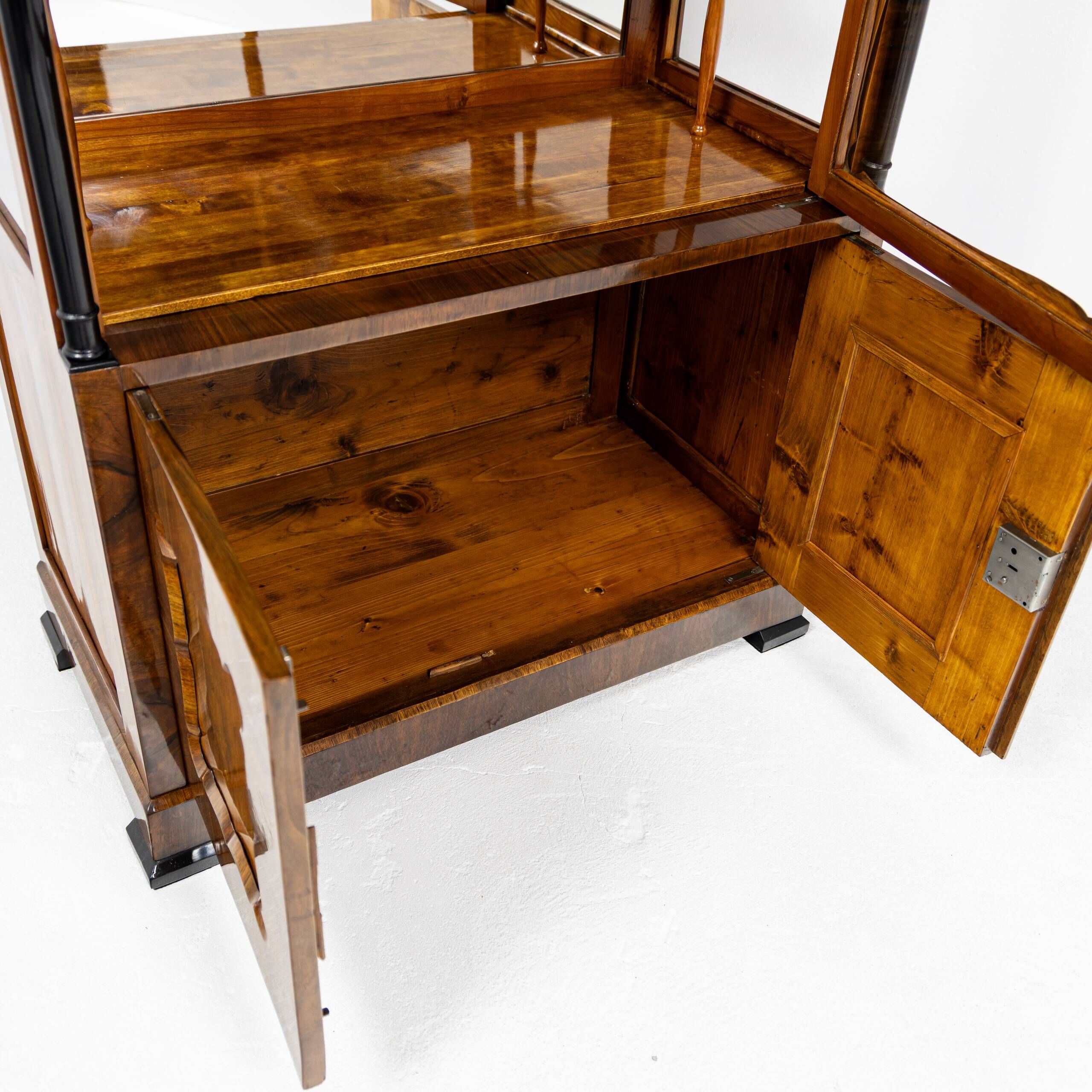 Small Biedermeier / Louis-Philippe display cabinet in walnut and birch 1840-1860