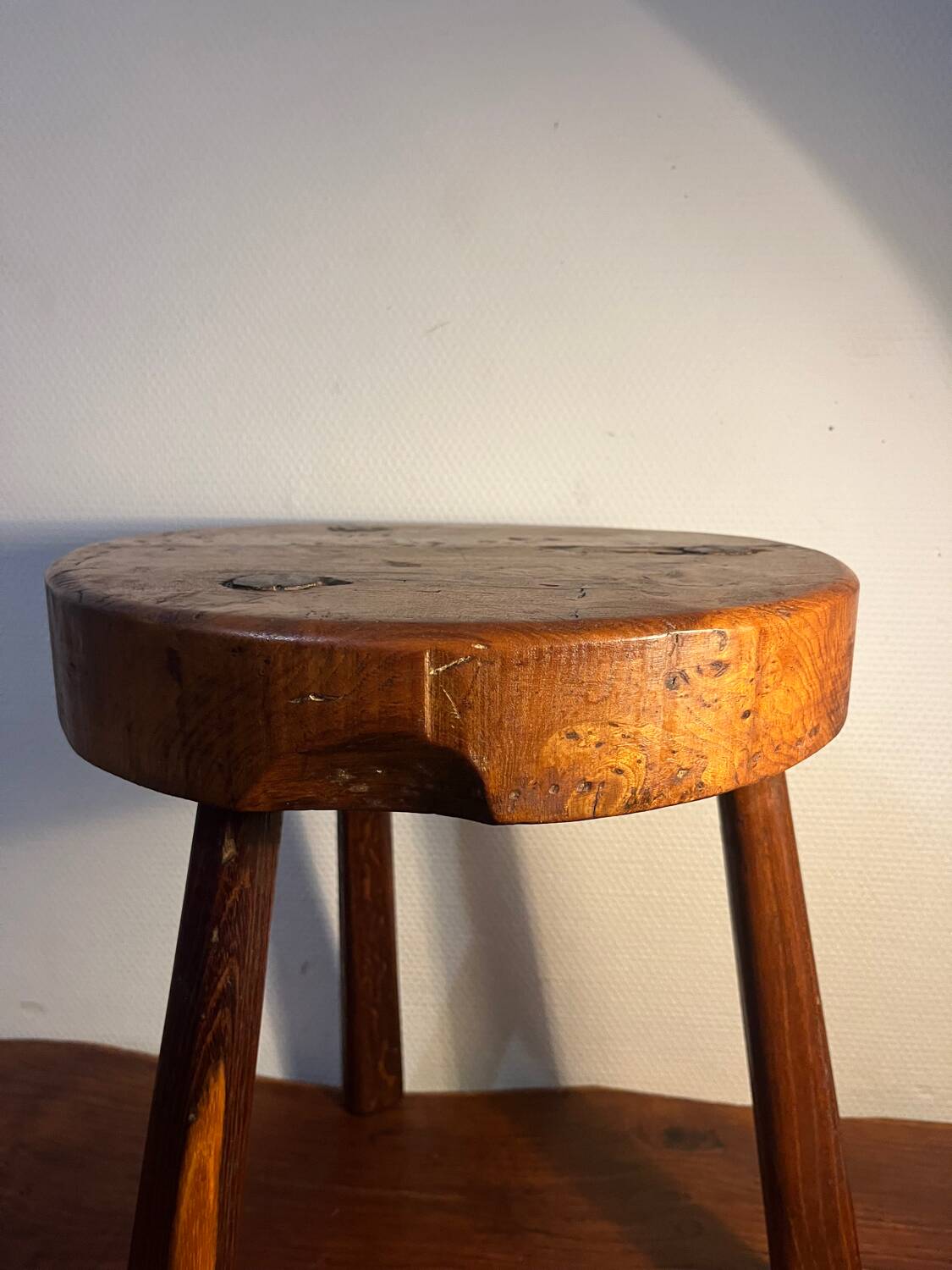Tabouret tripode ancien fait main – Bois massif