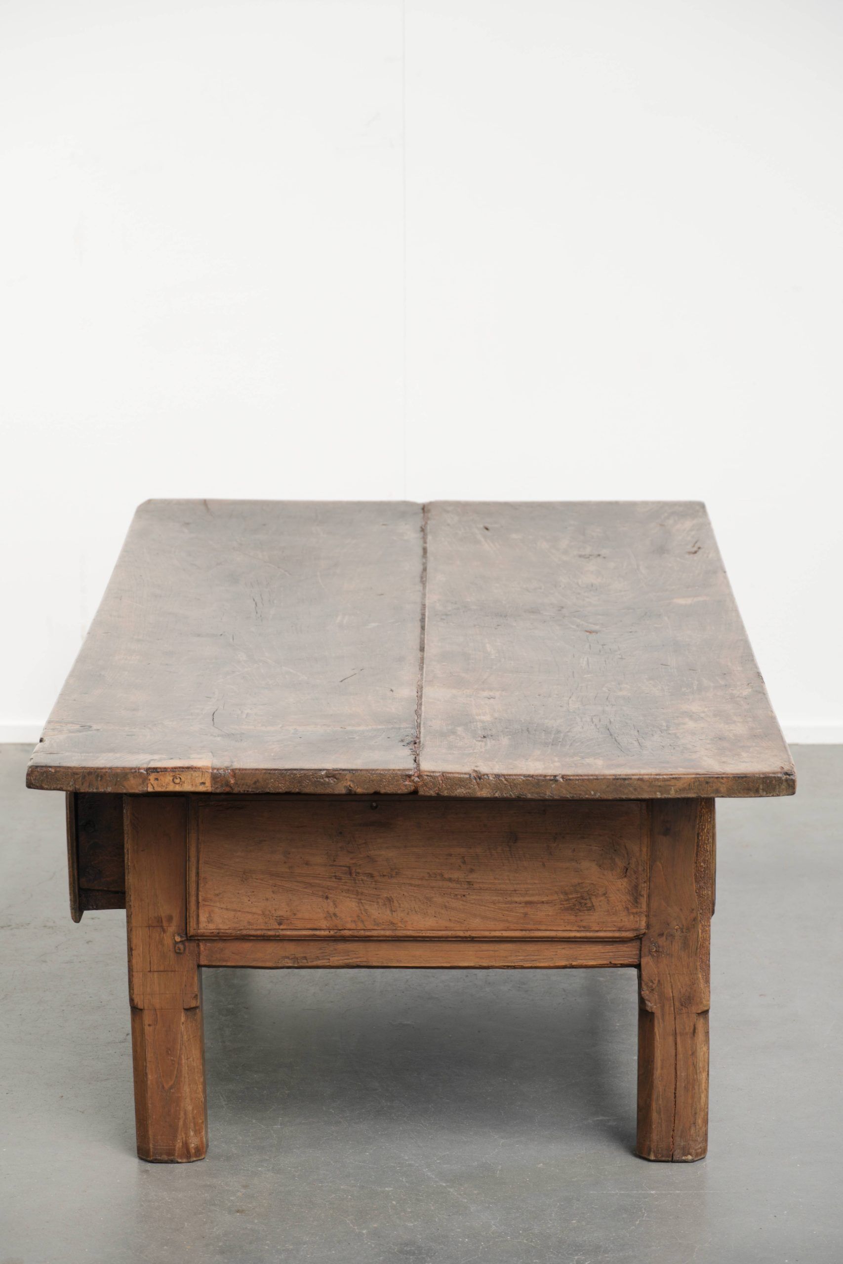 Table basse antique sud-européenne en bois fruitier avec un tiroir.