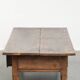 Table basse antique sud-européenne en bois fruitier avec un tiroir.