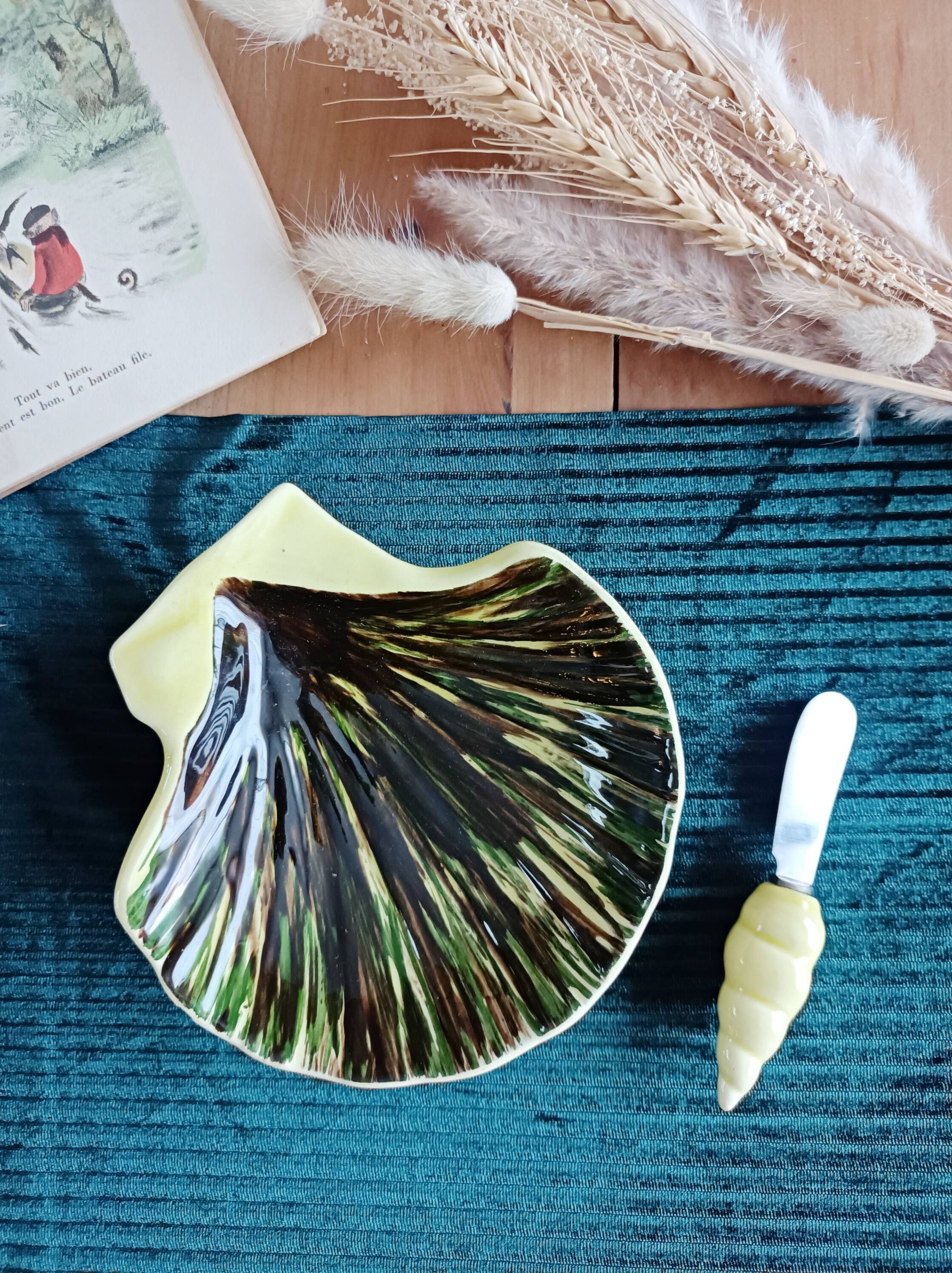 St-Clement shell-shaped butter dish and knife
