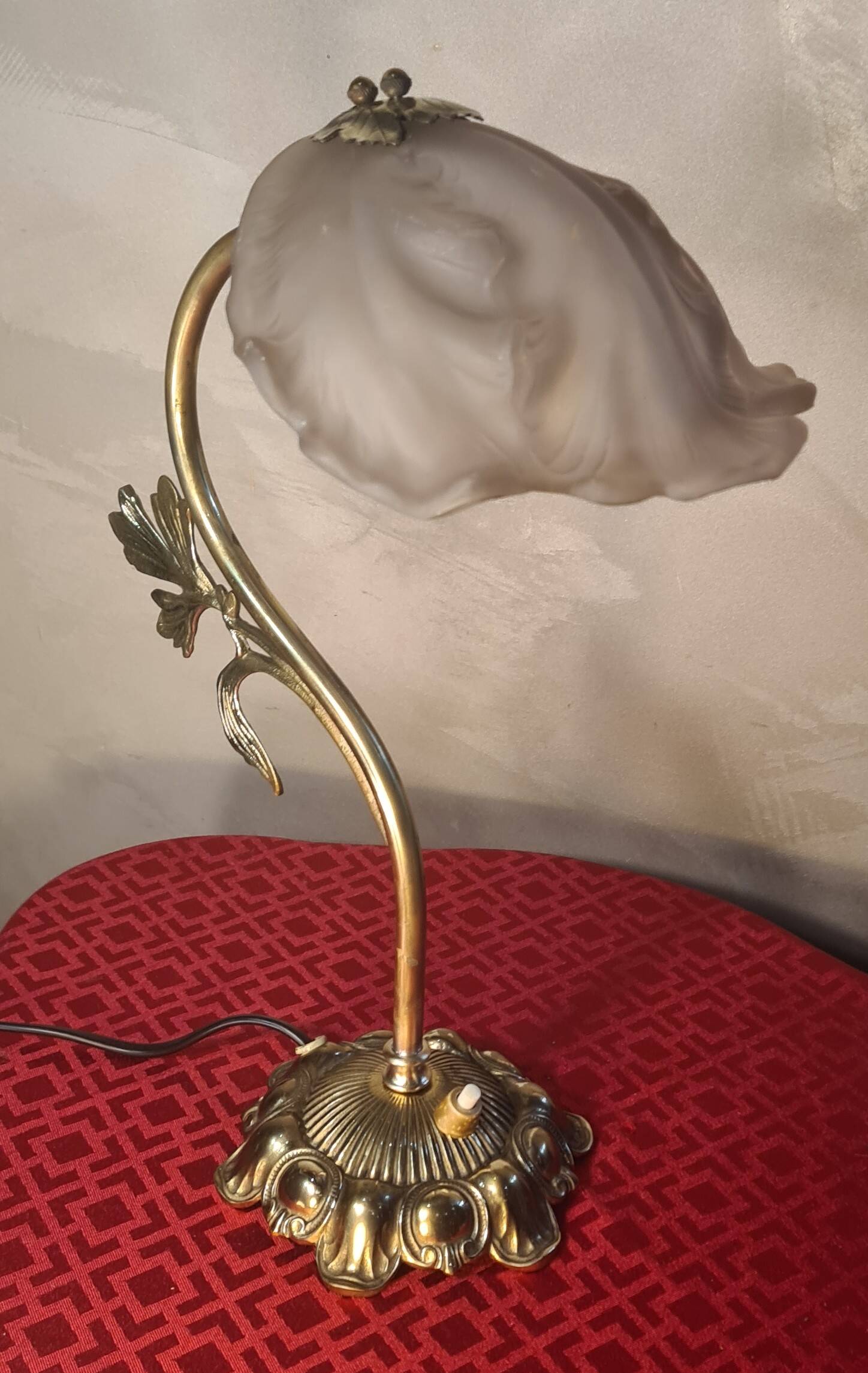 Art Nouveau bronze petal lamp with molded glass, 28 x 34 cm. Electricity OK