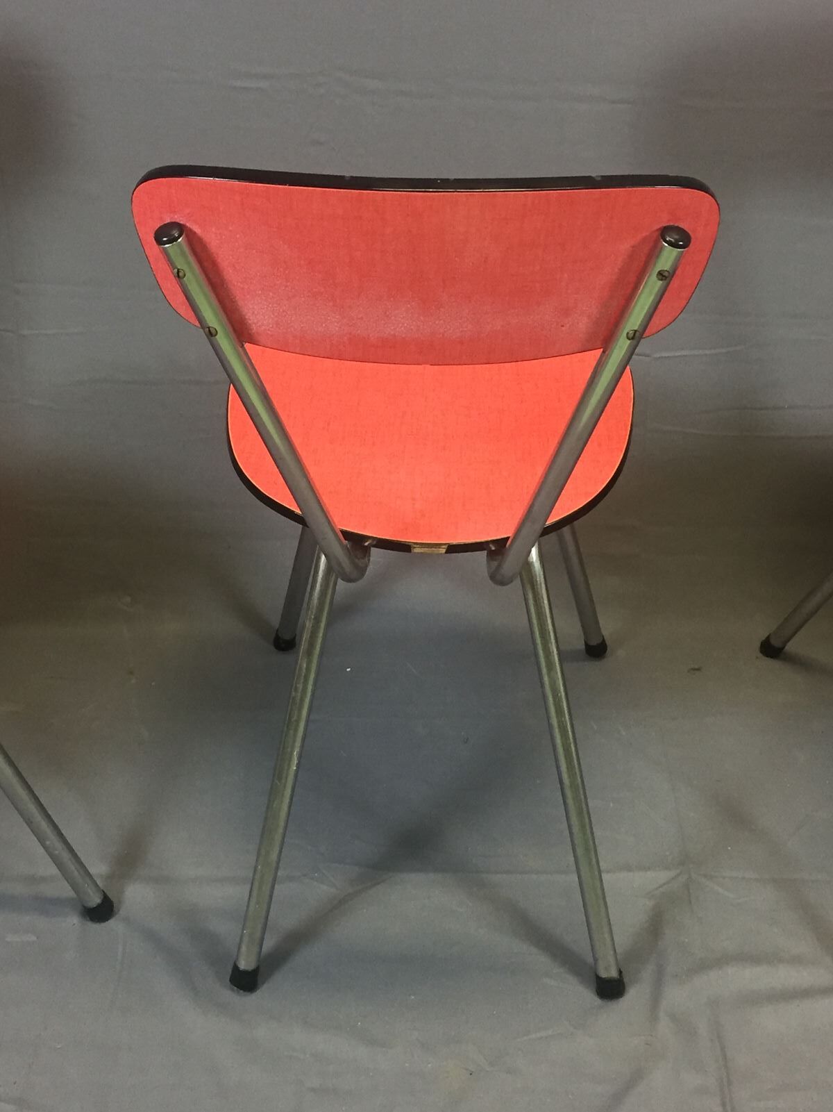 Lot de 4 chaises en formica et pieds compas