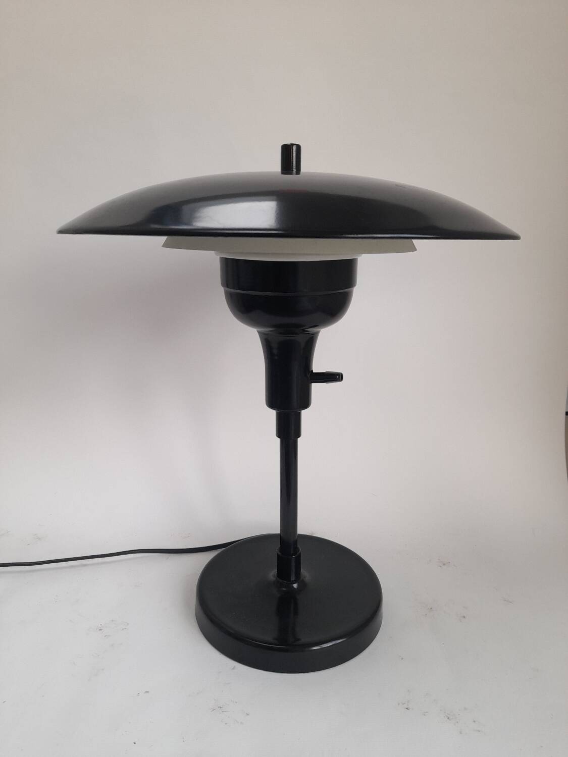 Beautiful 1950s saucer desk lamp.