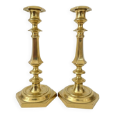 Paire de bougeoirs en laiton doré