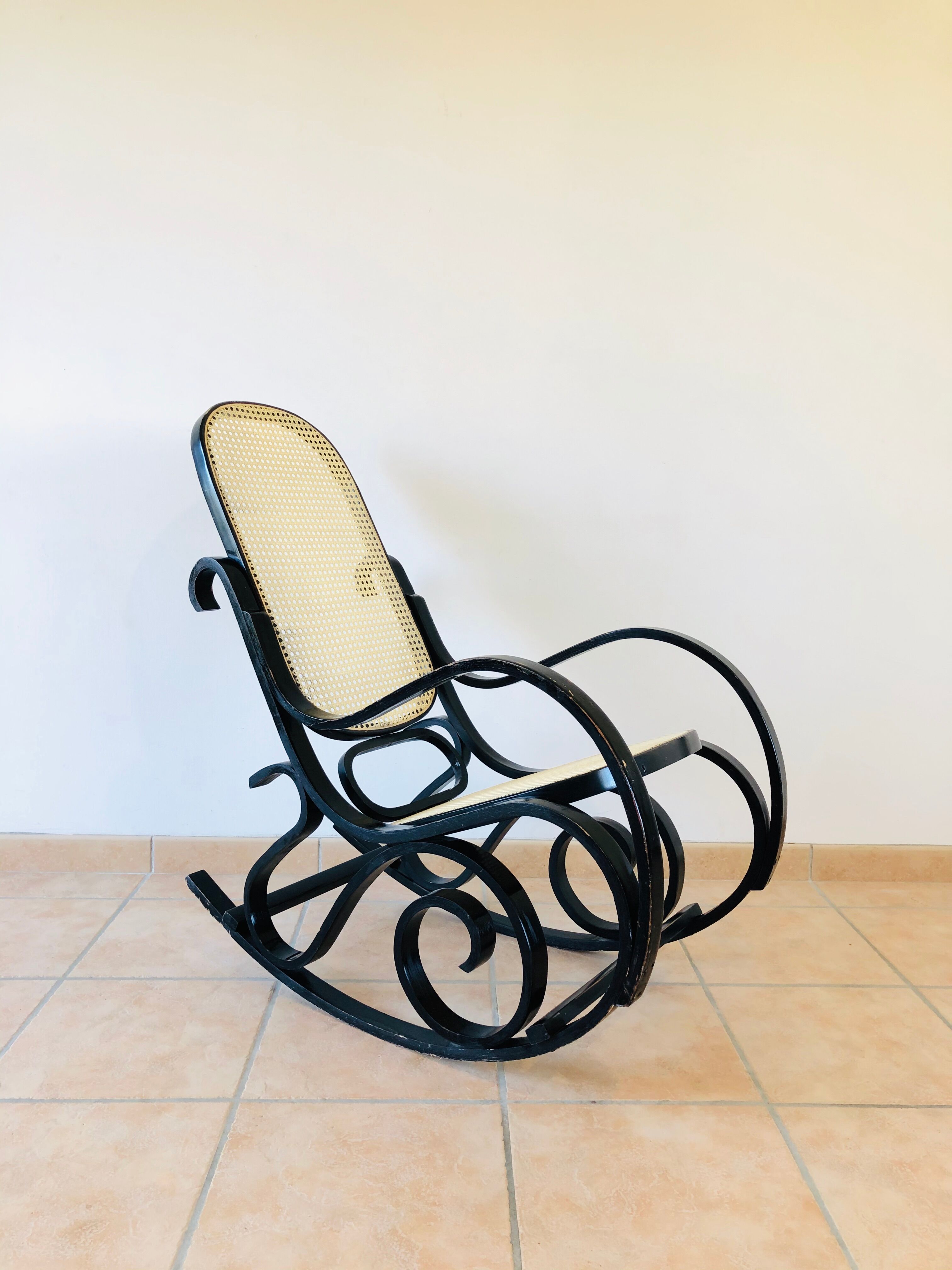 Rocking-chair vintage en bois courbé et cannage 1960