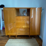 Armoire en bois clair