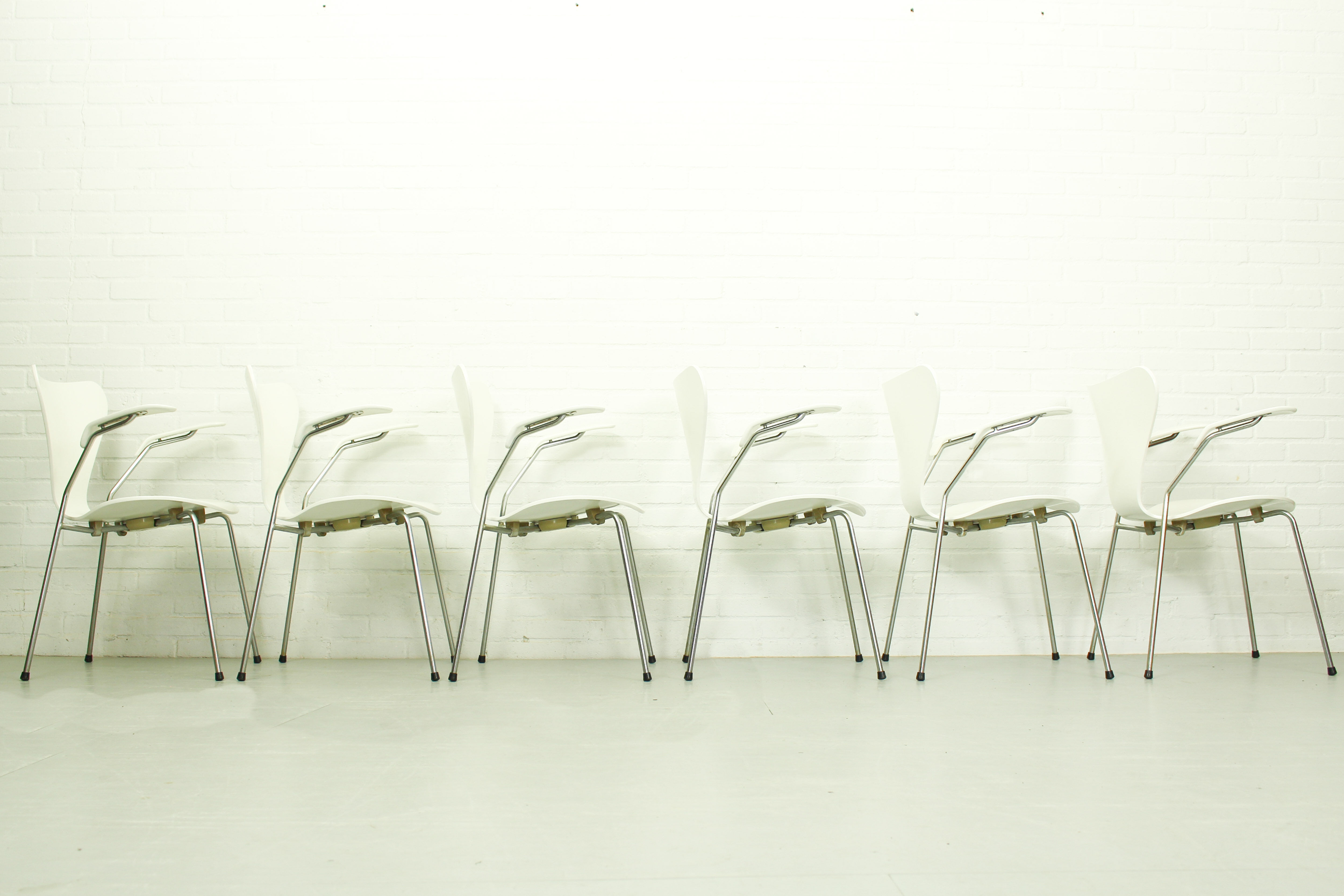 Set of 6 Arne Jacobsen 3207 Armchairs and Dining Table A826 by  Arne Jacobsen for Fritz Hansen