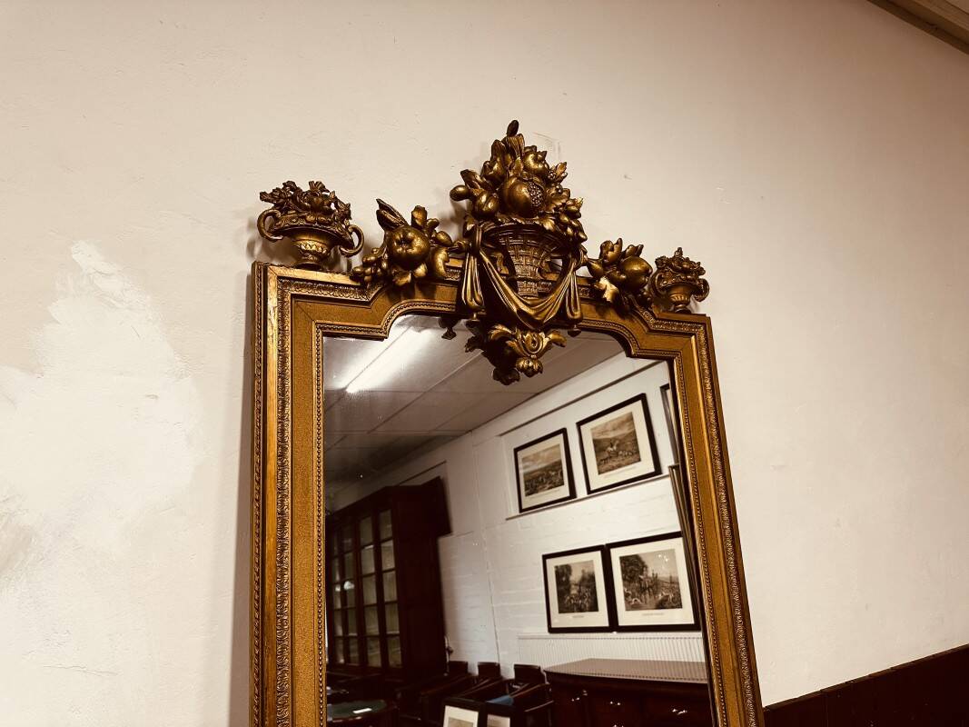 Antique English golden barock mirror mirror with large ornament