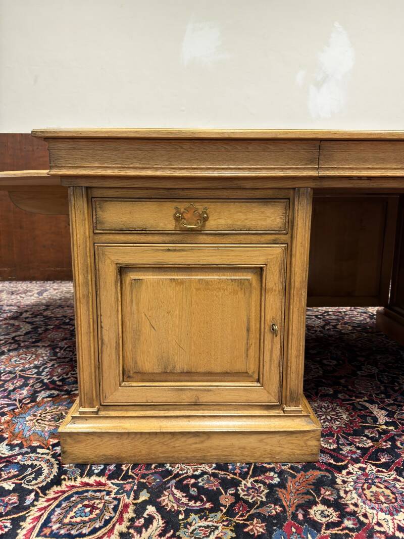 Ensemble de bureau classique RAC en anglais avec table de conférence