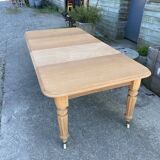 Table carrée en bois brut avec 2 rallonges