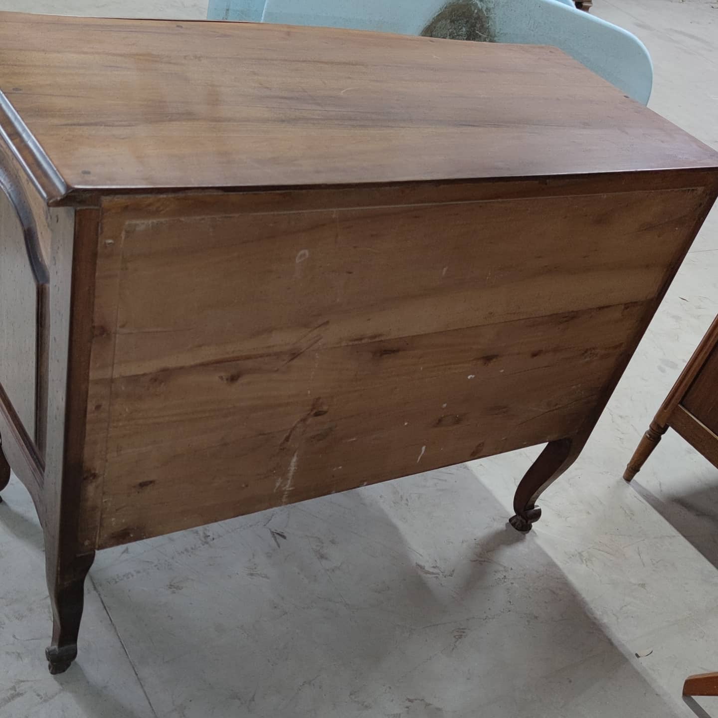 Provençal-style alder commode