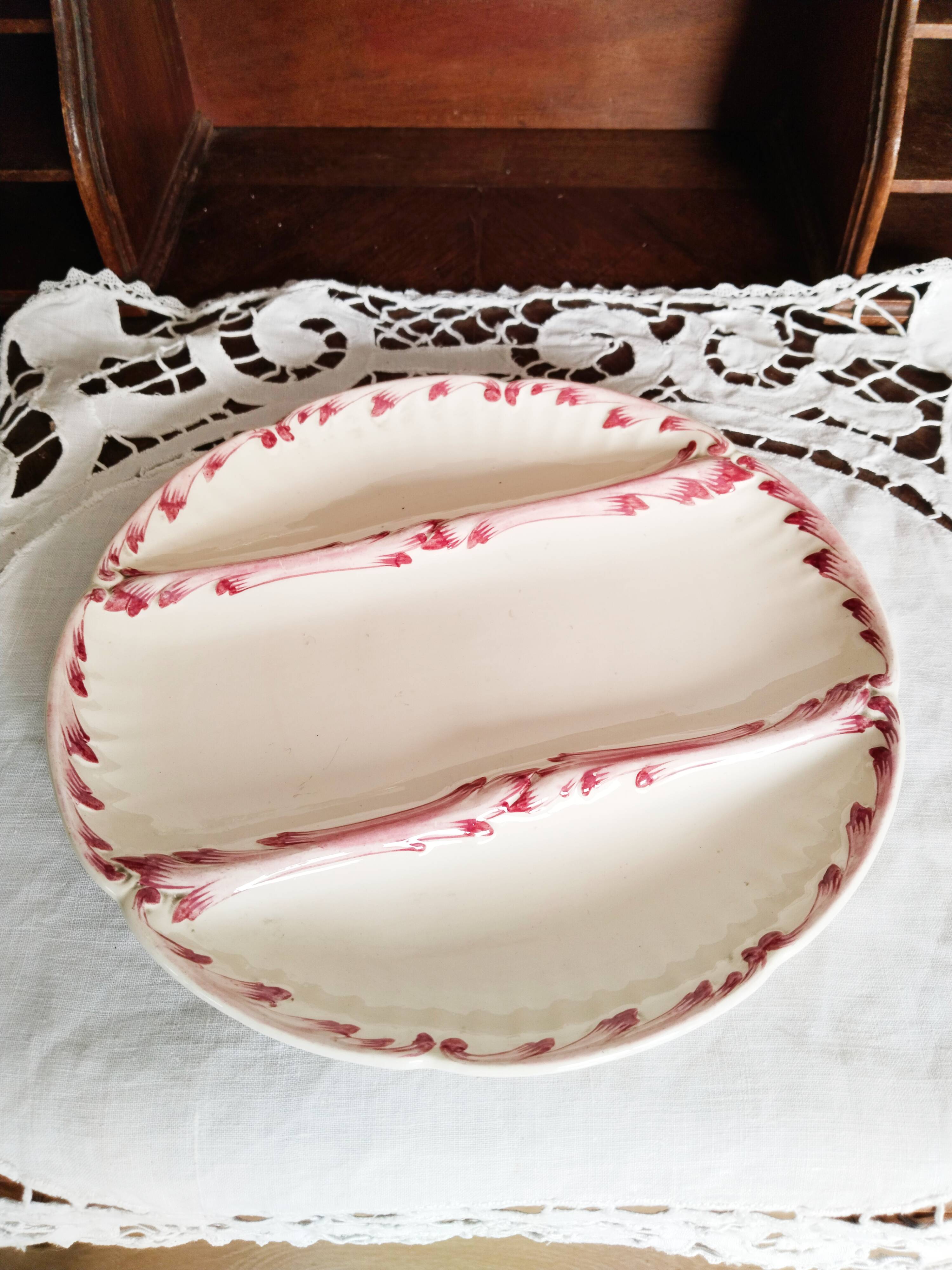 Asparagus plate, Sarreguemines earthenware, dark pink pattern