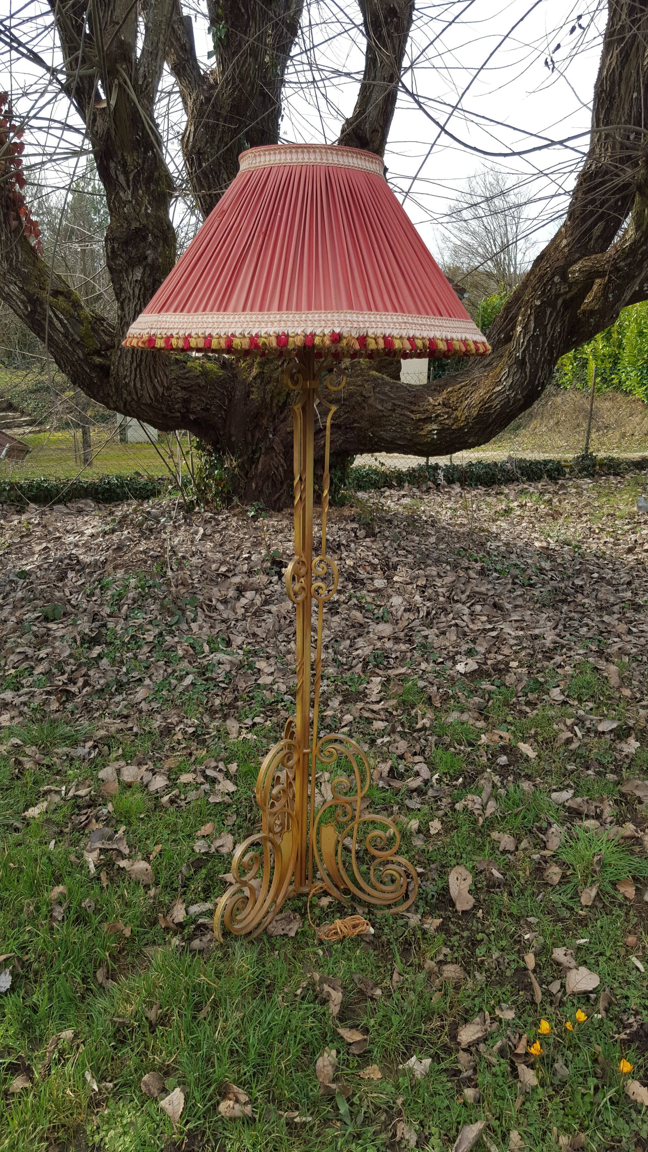 Art de wrought iron lamppost