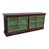 Buffet long en bois avec portes anciennes vertes