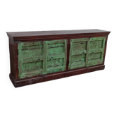 Buffet long en bois avec portes anciennes vertes