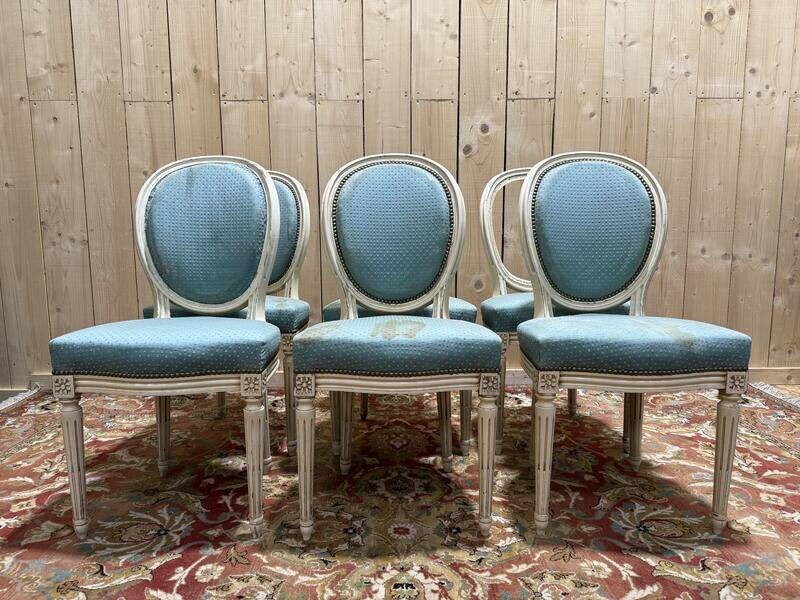Suite de 6 chaises médaillons de style Louis XVI rechampi