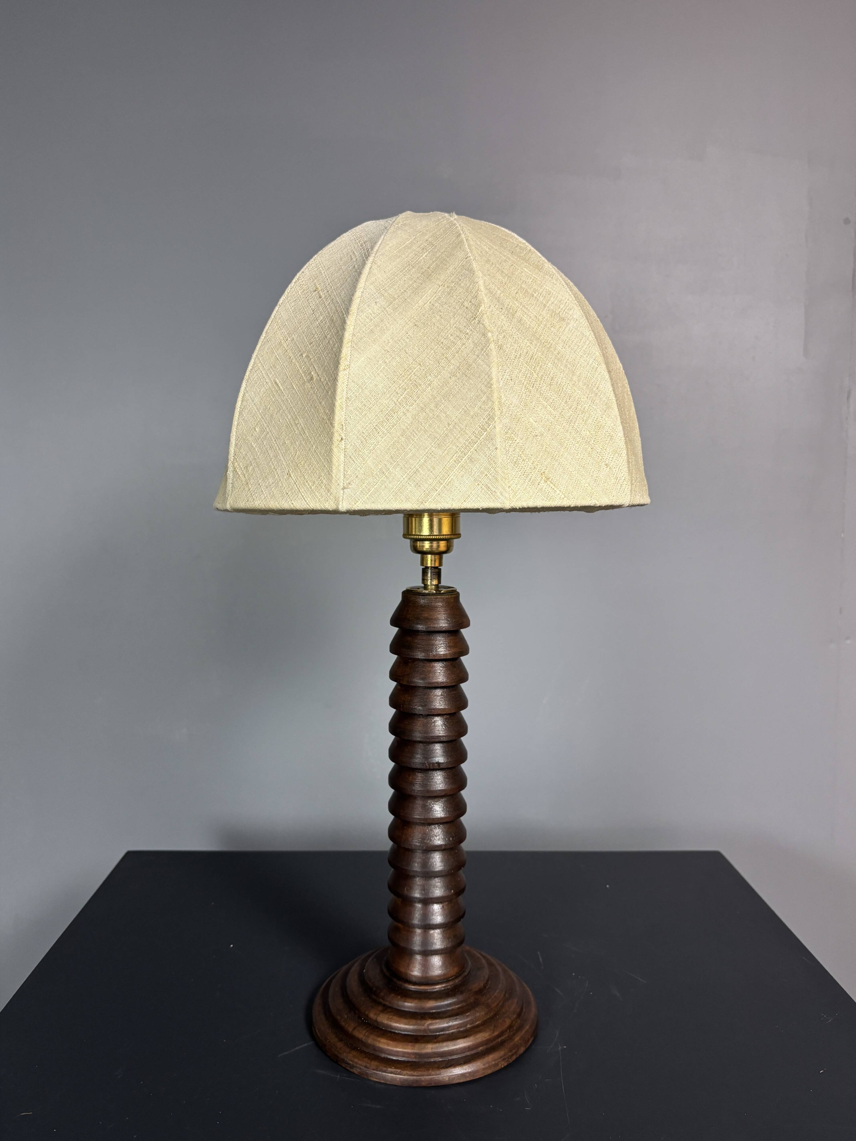 Lampe de table en bois tourné brutaliste du milieu du siècle dans le style de Charles Dudouyt, années 1950.