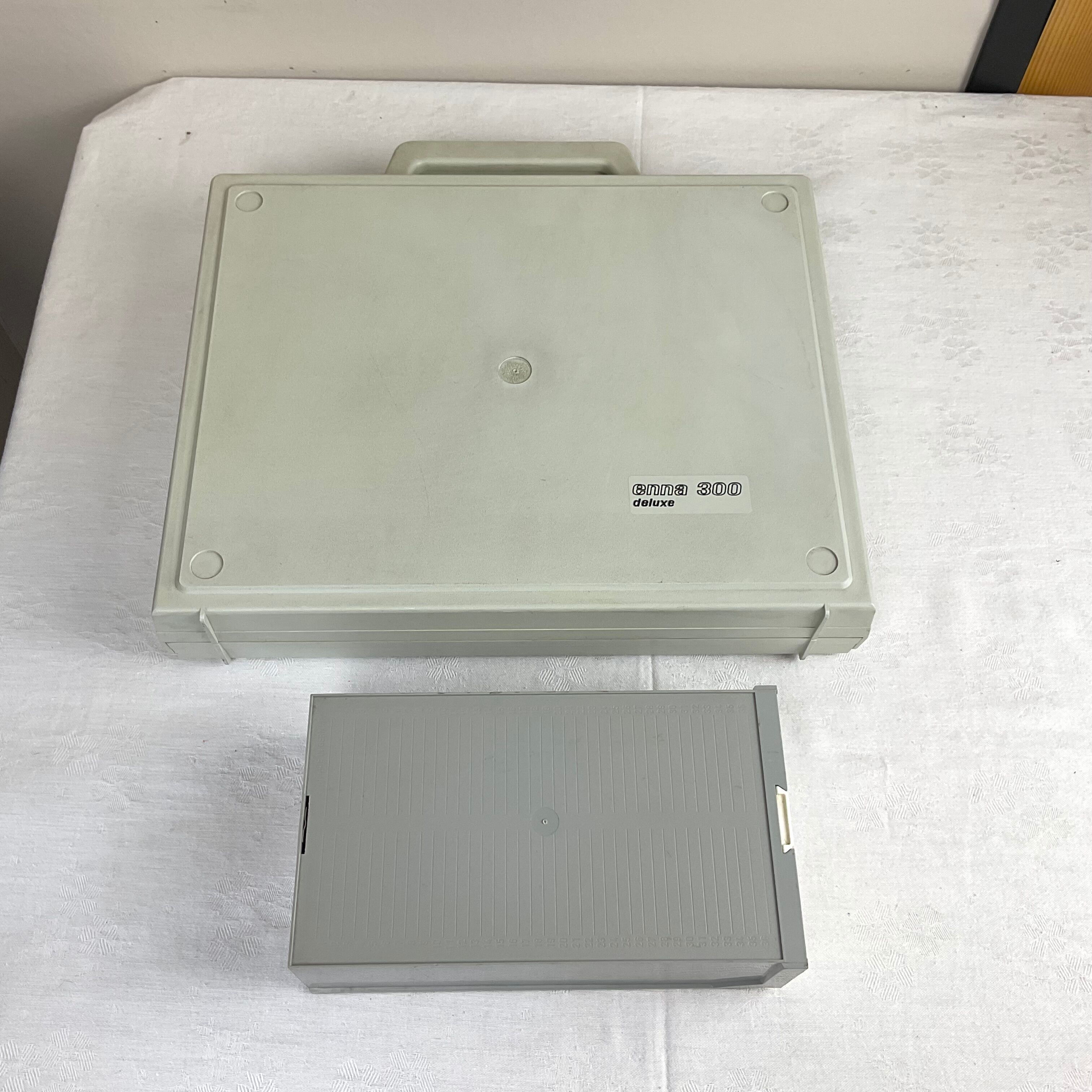 Reflecta AF 1800 slide projector + slide lockers