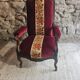 Fauteuil Louis-Philippe en acajou et velours bordeaux, décor floral