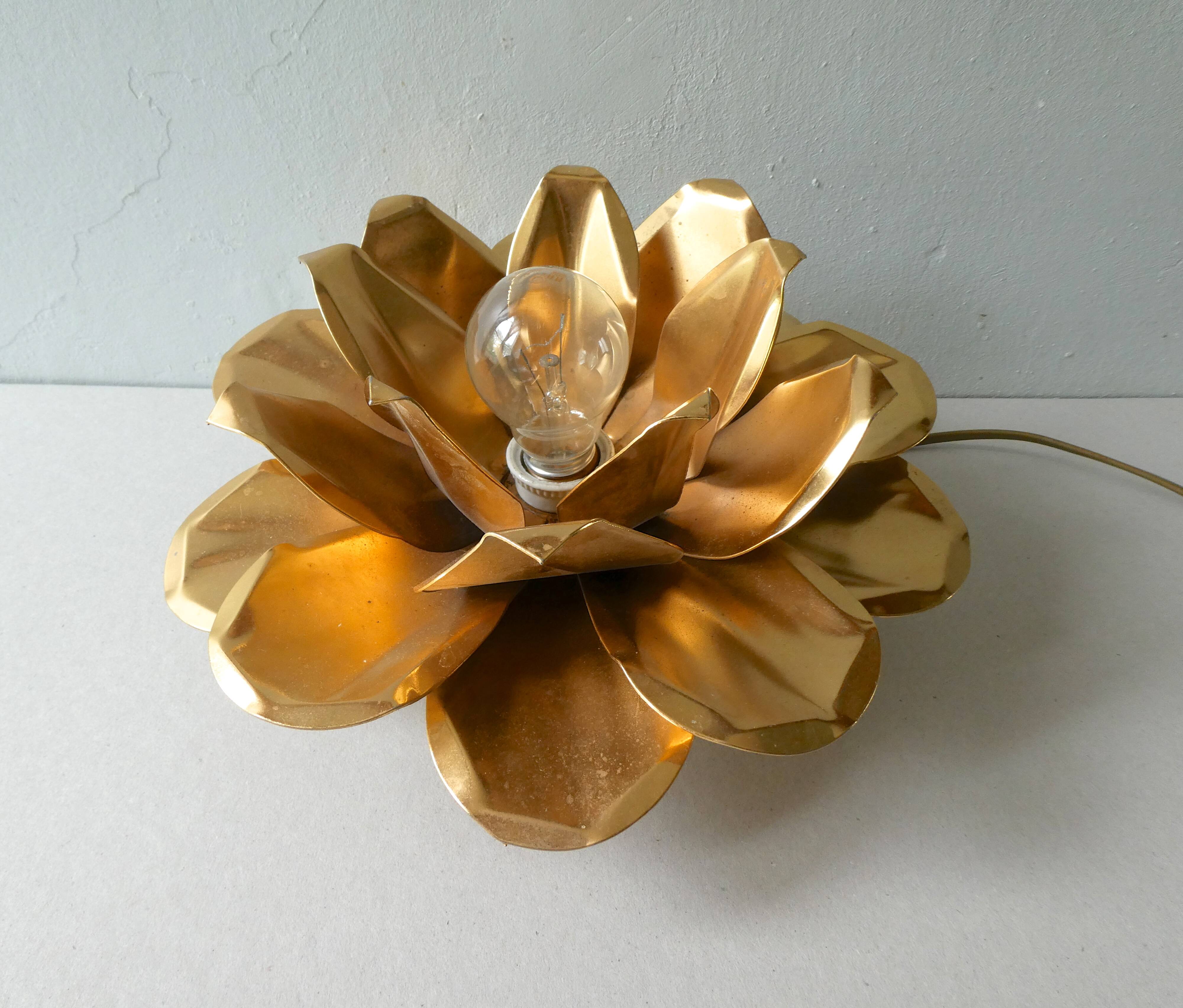 Golden metal flower wall lamp