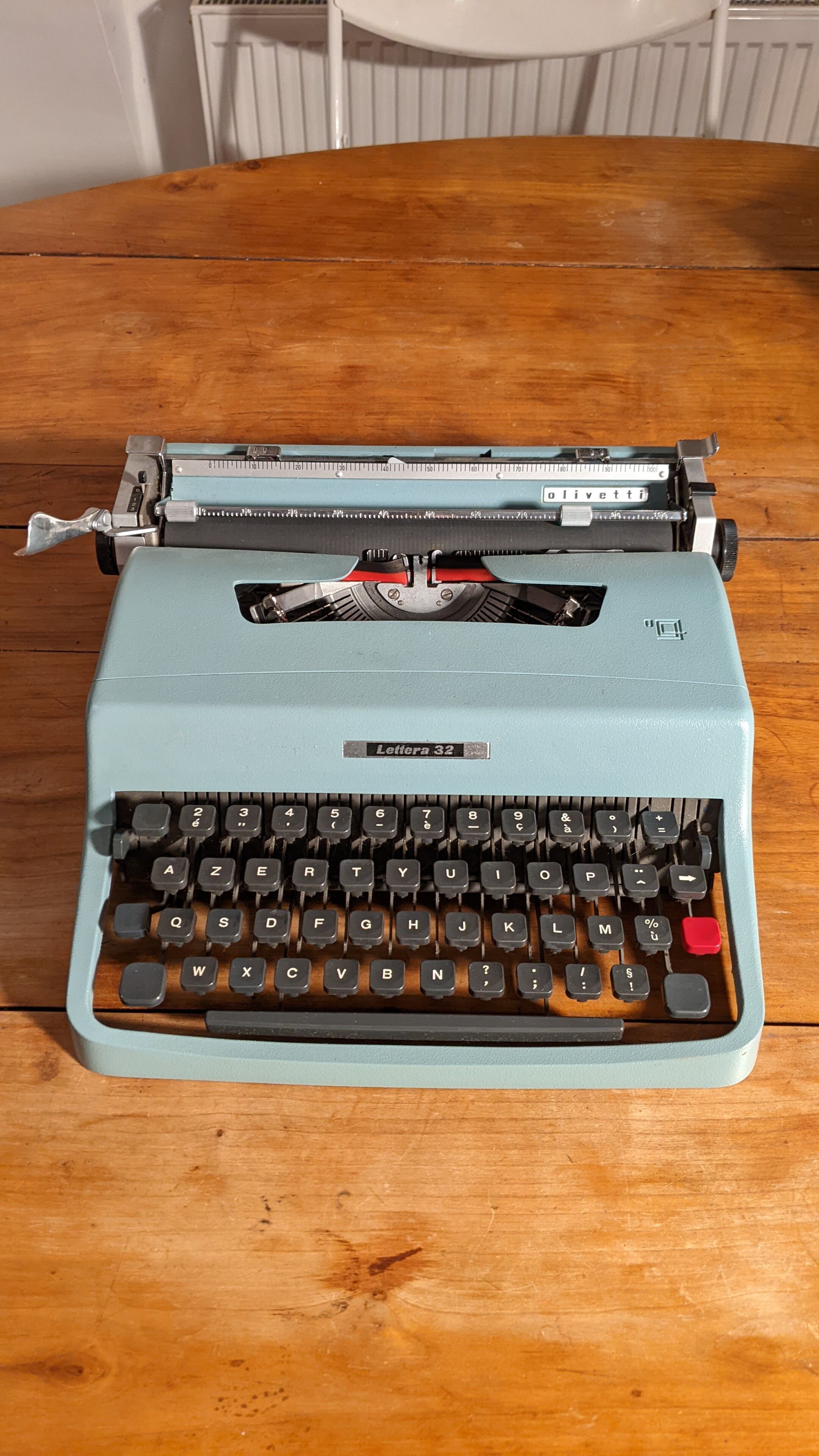 Typewriter Olivetti Lettera 32